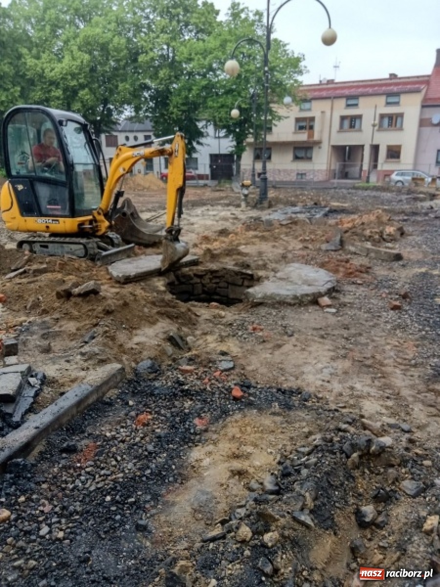 Zdjęcie w galerii na portalu naszraciborz.pl: Ciekawe odkrycie na krzanowickim rynku wiadomości z regionu