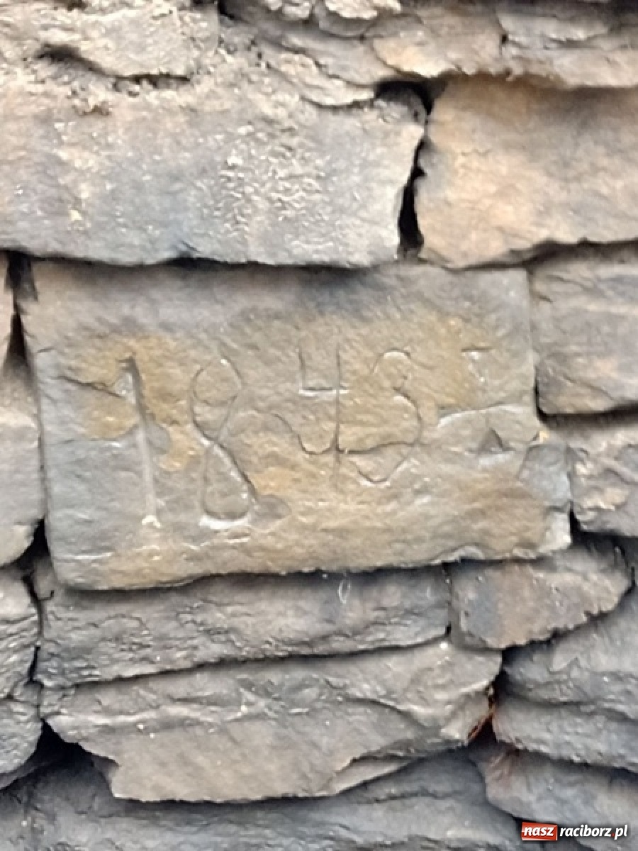 Zdjęcie w galerii na portalu naszraciborz.pl: Ciekawe odkrycie na krzanowickim rynku wiadomości z regionu