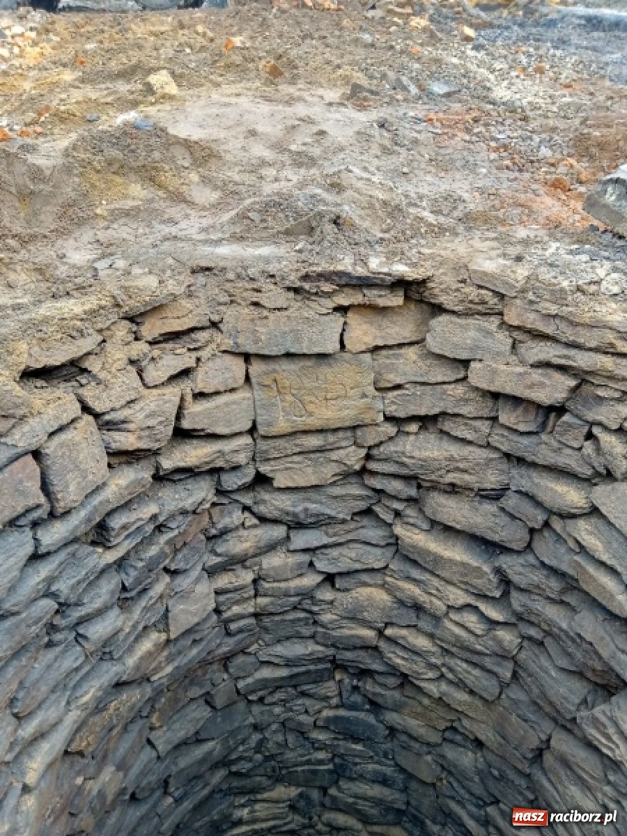 Zdjęcie w galerii na portalu naszraciborz.pl: Ciekawe odkrycie na krzanowickim rynku wiadomości z regionu