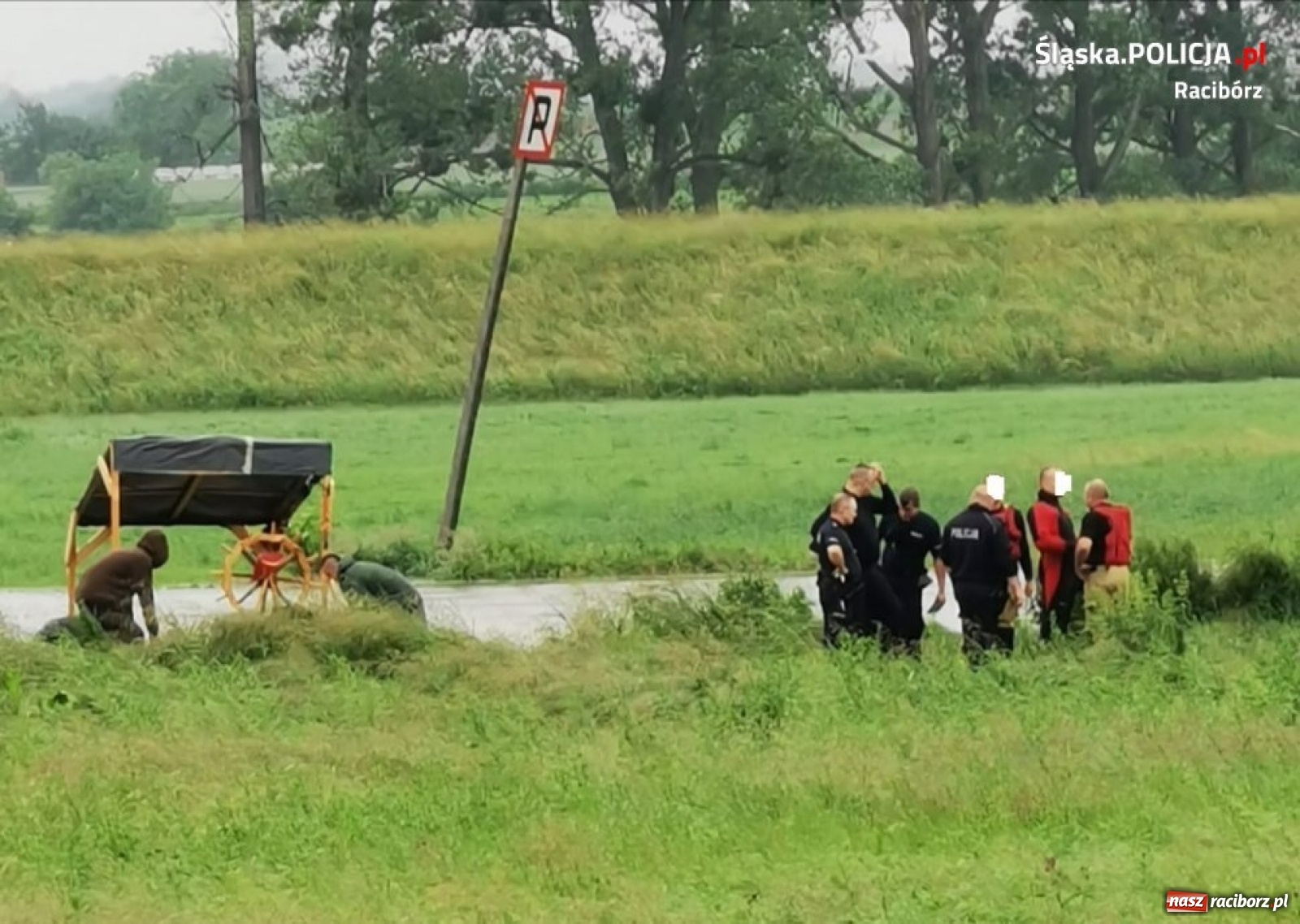 Zdjęcie w galerii na portalu naszraciborz.pl: Raciborscy policjanci pomogli załodze tratwy wiadomości z regionu