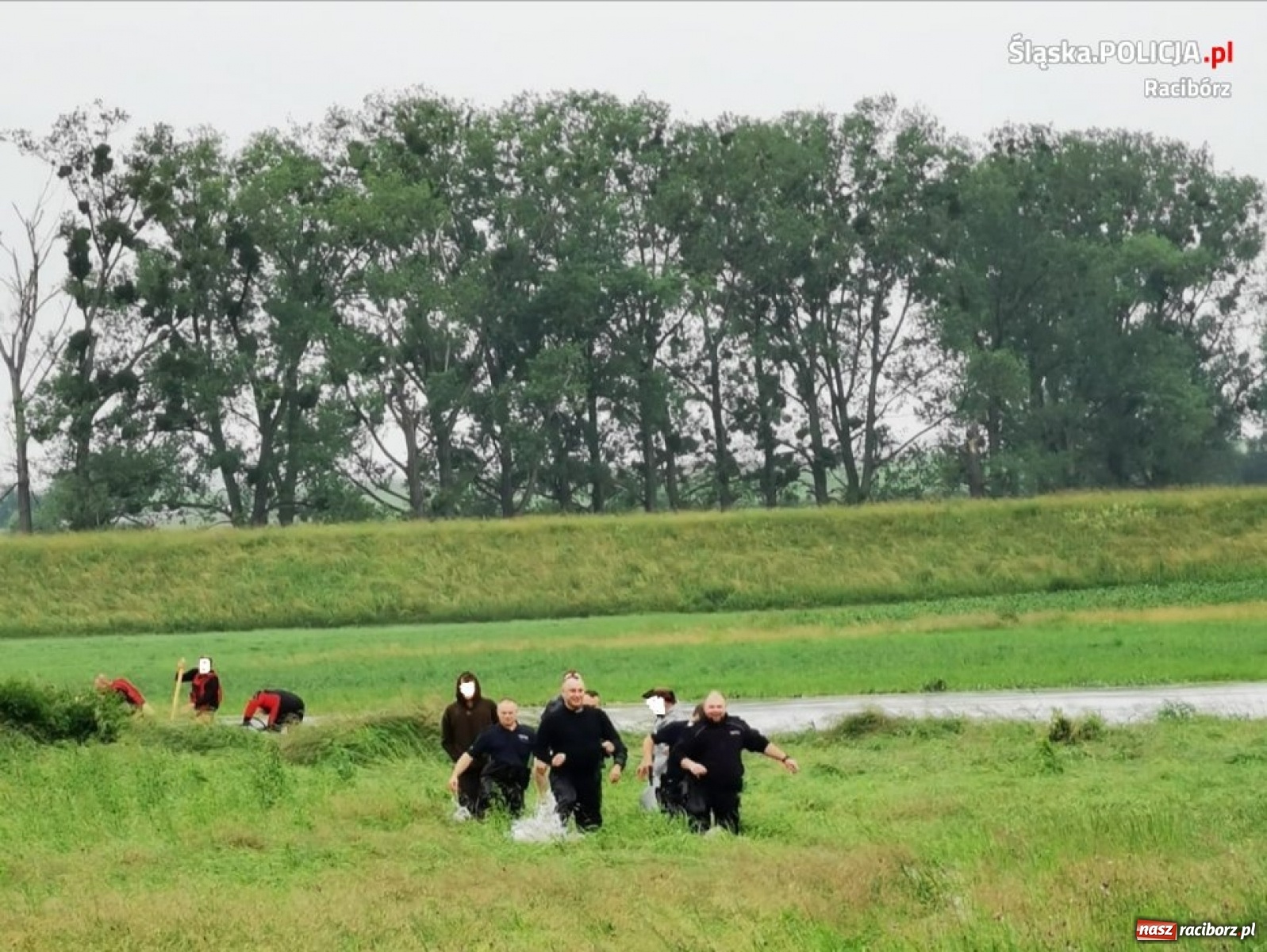 Zdjęcie w galerii na portalu naszraciborz.pl: Raciborscy policjanci pomogli załodze tratwy wiadomości z regionu