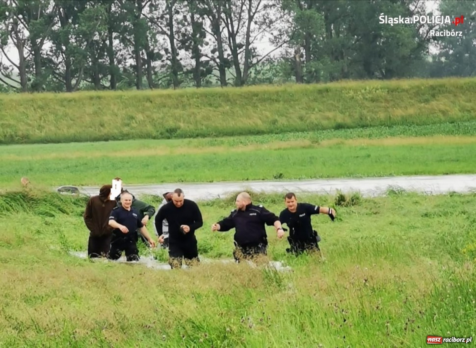 Zdjęcie w galerii na portalu naszraciborz.pl: Raciborscy policjanci pomogli załodze tratwy wiadomości z regionu