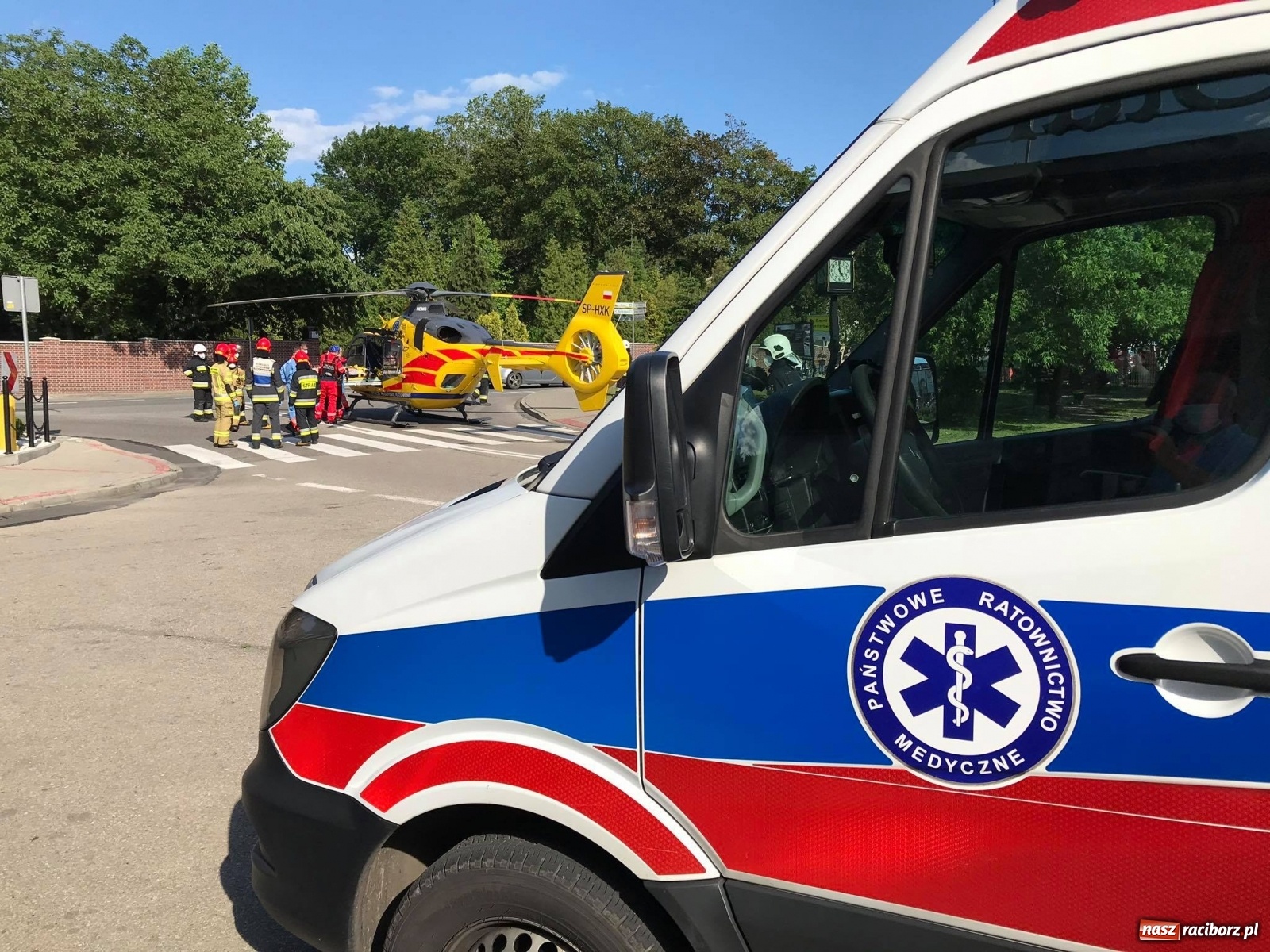 Zdjęcie w galerii na portalu naszraciborz.pl: Potrącenie rowerzysty w Krzyżanowicach. W akcji śmigłowiec LPR [FOTO i WIDEO] wiadomości z regionu