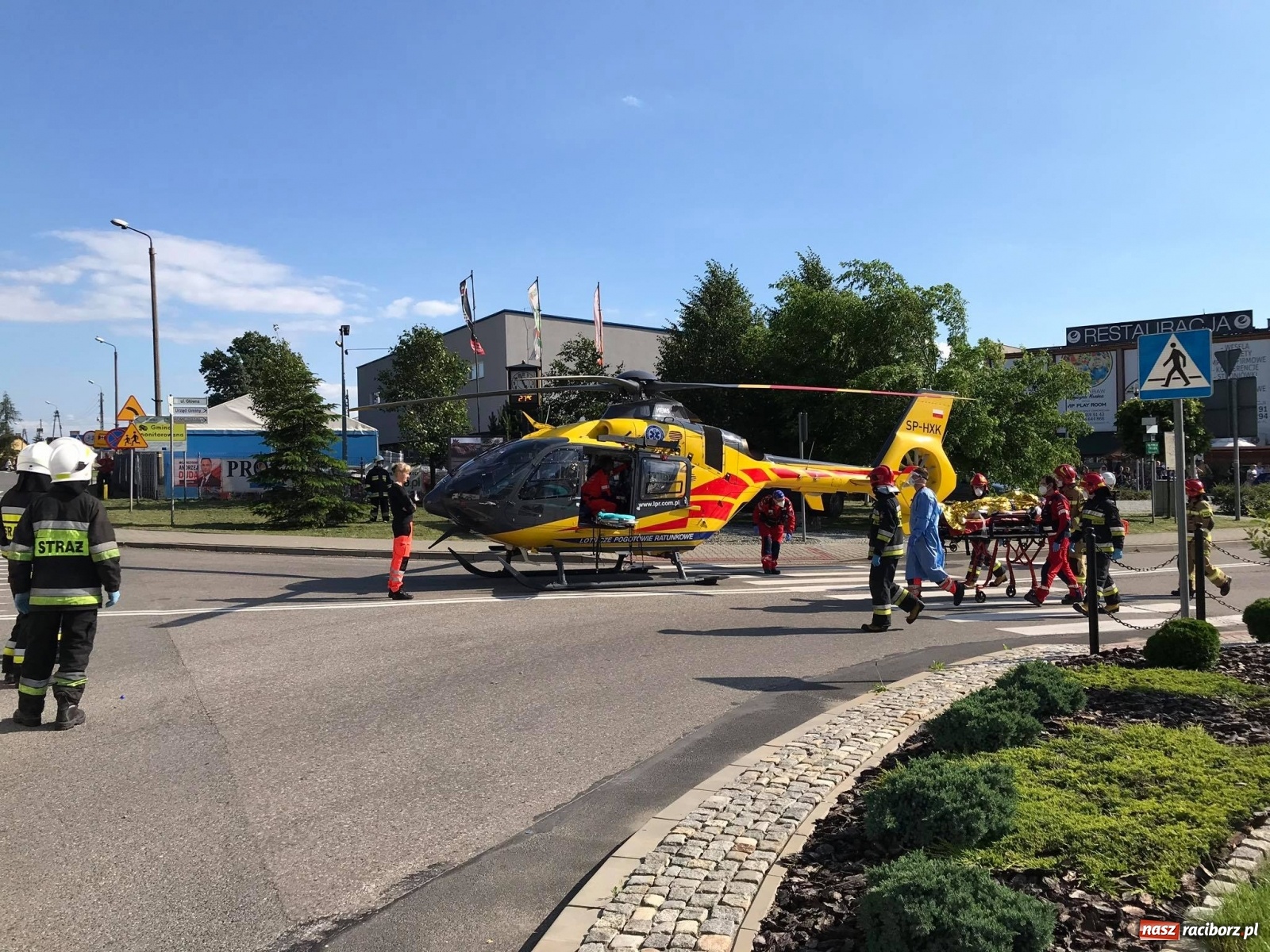 Zdjęcie w galerii na portalu naszraciborz.pl: Potrącenie rowerzysty w Krzyżanowicach. W akcji śmigłowiec LPR [FOTO i WIDEO] wiadomości z regionu