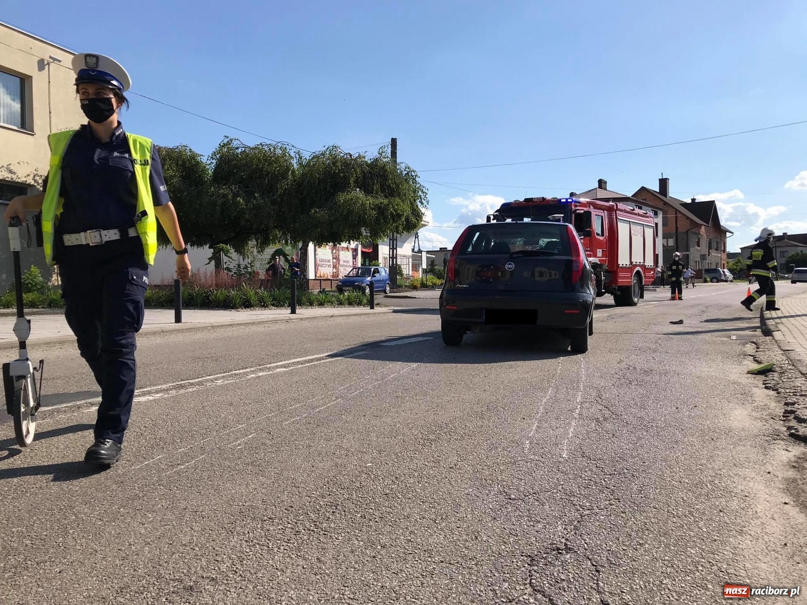 Zdjęcie w galerii na portalu naszraciborz.pl: Potrącenie rowerzysty w Krzyżanowicach. W akcji śmigłowiec LPR [FOTO i WIDEO] wiadomości z regionu