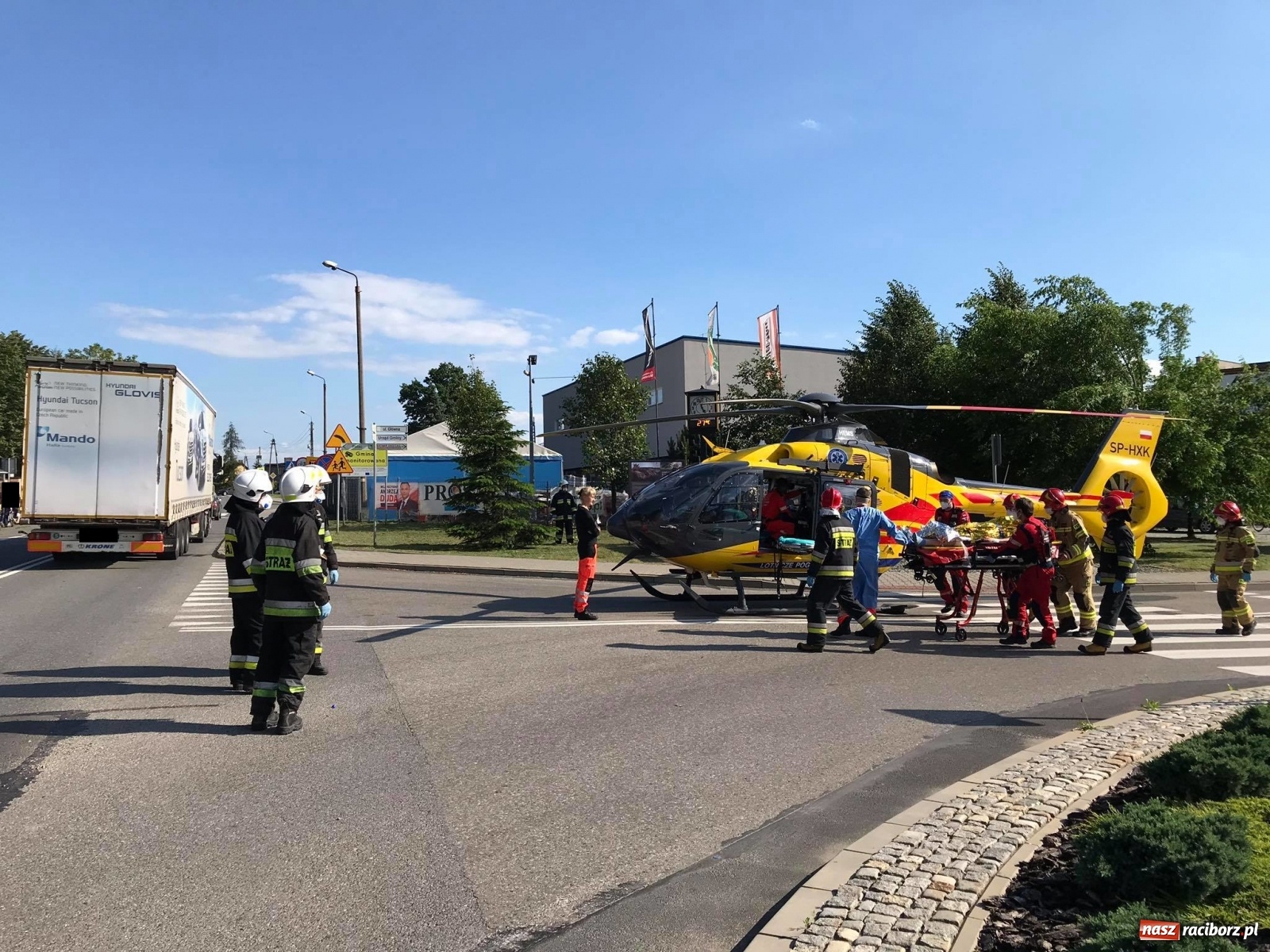 Zdjęcie w galerii na portalu naszraciborz.pl: Potrącenie rowerzysty w Krzyżanowicach. W akcji śmigłowiec LPR [FOTO i WIDEO] wiadomości z regionu
