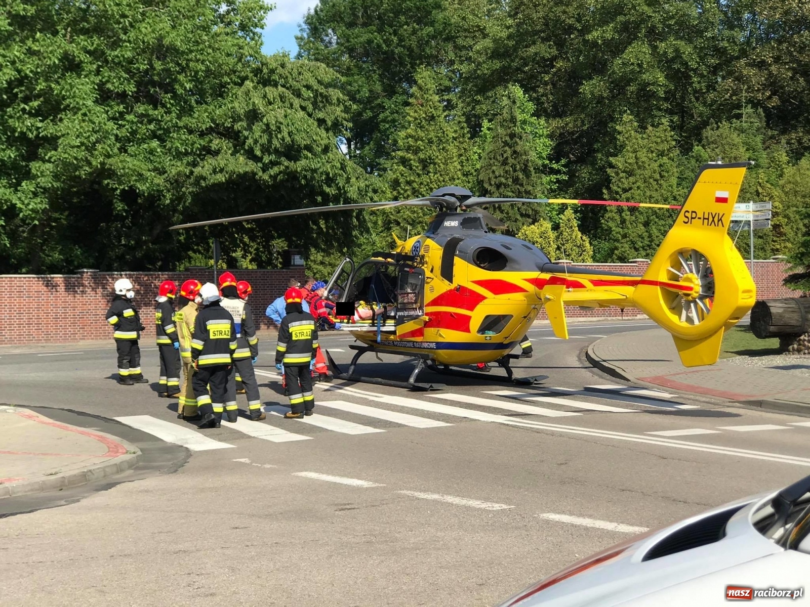 Zdjęcie w galerii na portalu naszraciborz.pl: Potrącenie rowerzysty w Krzyżanowicach. W akcji śmigłowiec LPR [FOTO i WIDEO] wiadomości z regionu