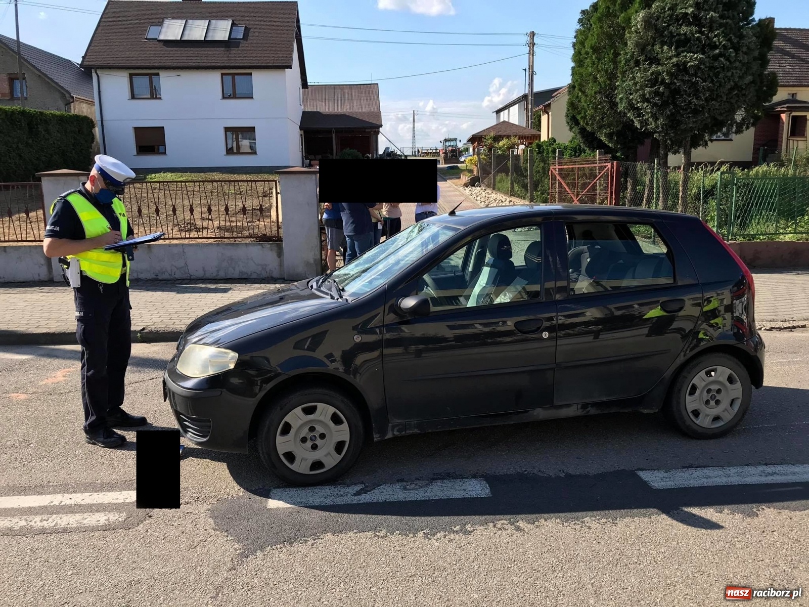 Zdjęcie w galerii na portalu naszraciborz.pl: Potrącenie rowerzysty w Krzyżanowicach. W akcji śmigłowiec LPR [FOTO i WIDEO] wiadomości z regionu