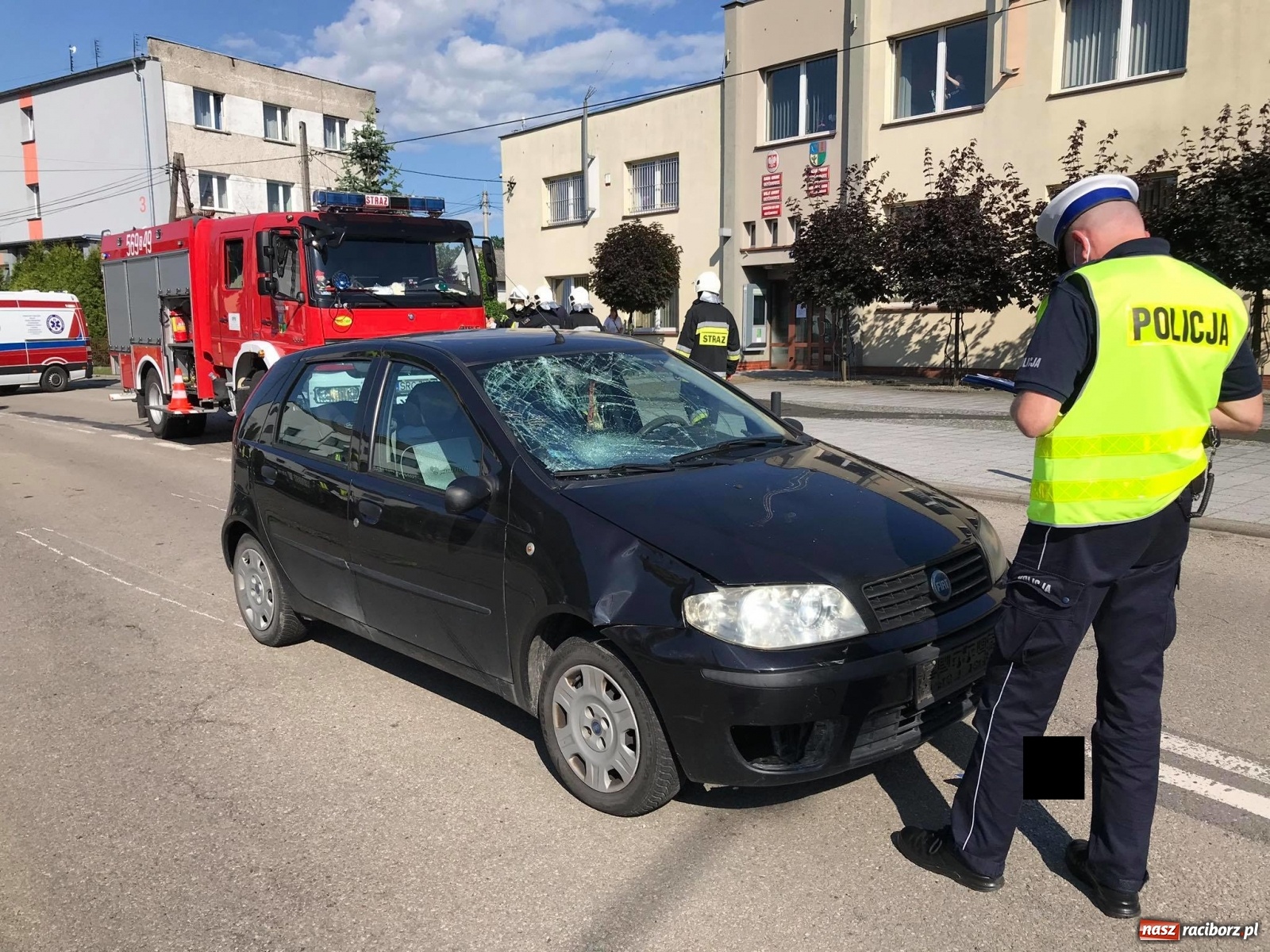 Zdjęcie w galerii na portalu naszraciborz.pl: Potrącenie rowerzysty w Krzyżanowicach. W akcji śmigłowiec LPR [FOTO i WIDEO] wiadomości z regionu