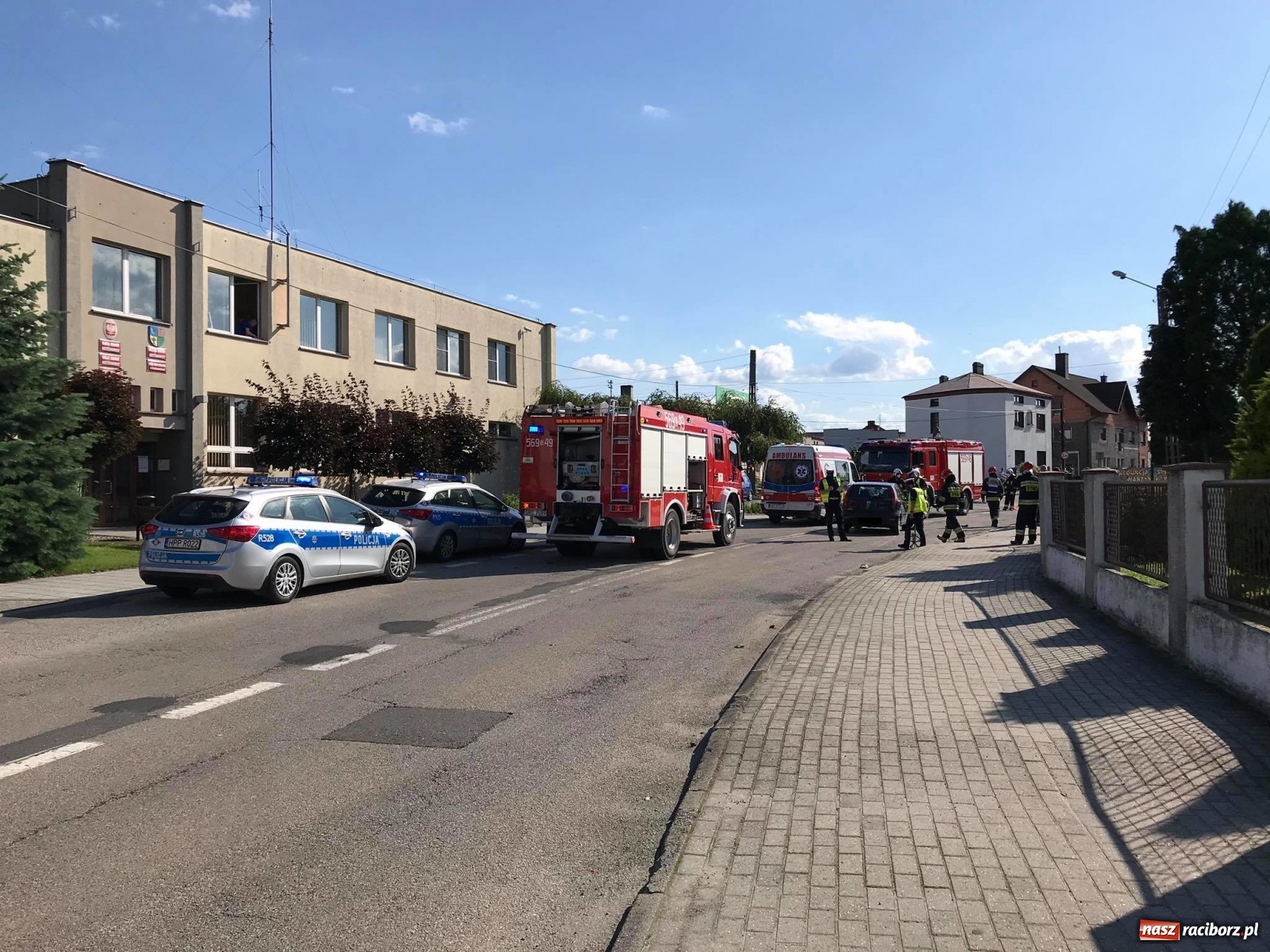 Zdjęcie w galerii na portalu naszraciborz.pl: Potrącenie rowerzysty w Krzyżanowicach. W akcji śmigłowiec LPR [FOTO i WIDEO] wiadomości z regionu