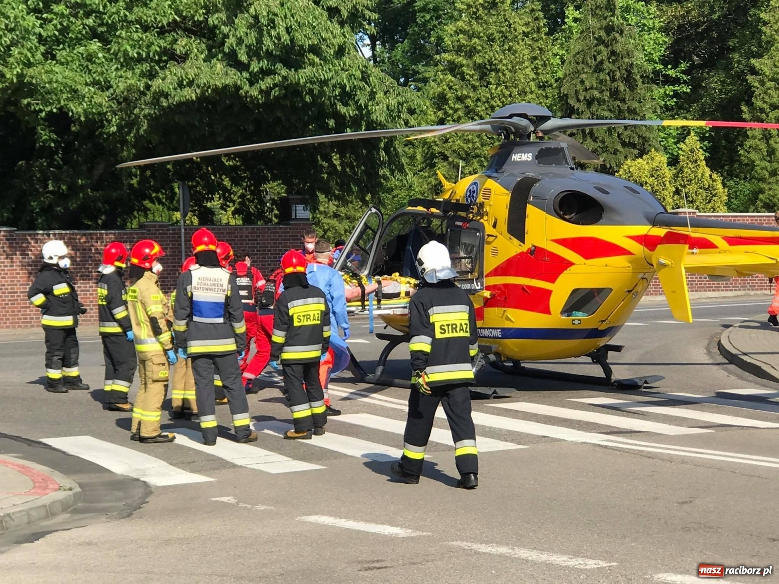 Zdjęcie w galerii na portalu naszraciborz.pl: Potrącenie rowerzysty w Krzyżanowicach. W akcji śmigłowiec LPR [FOTO i WIDEO] wiadomości z regionu