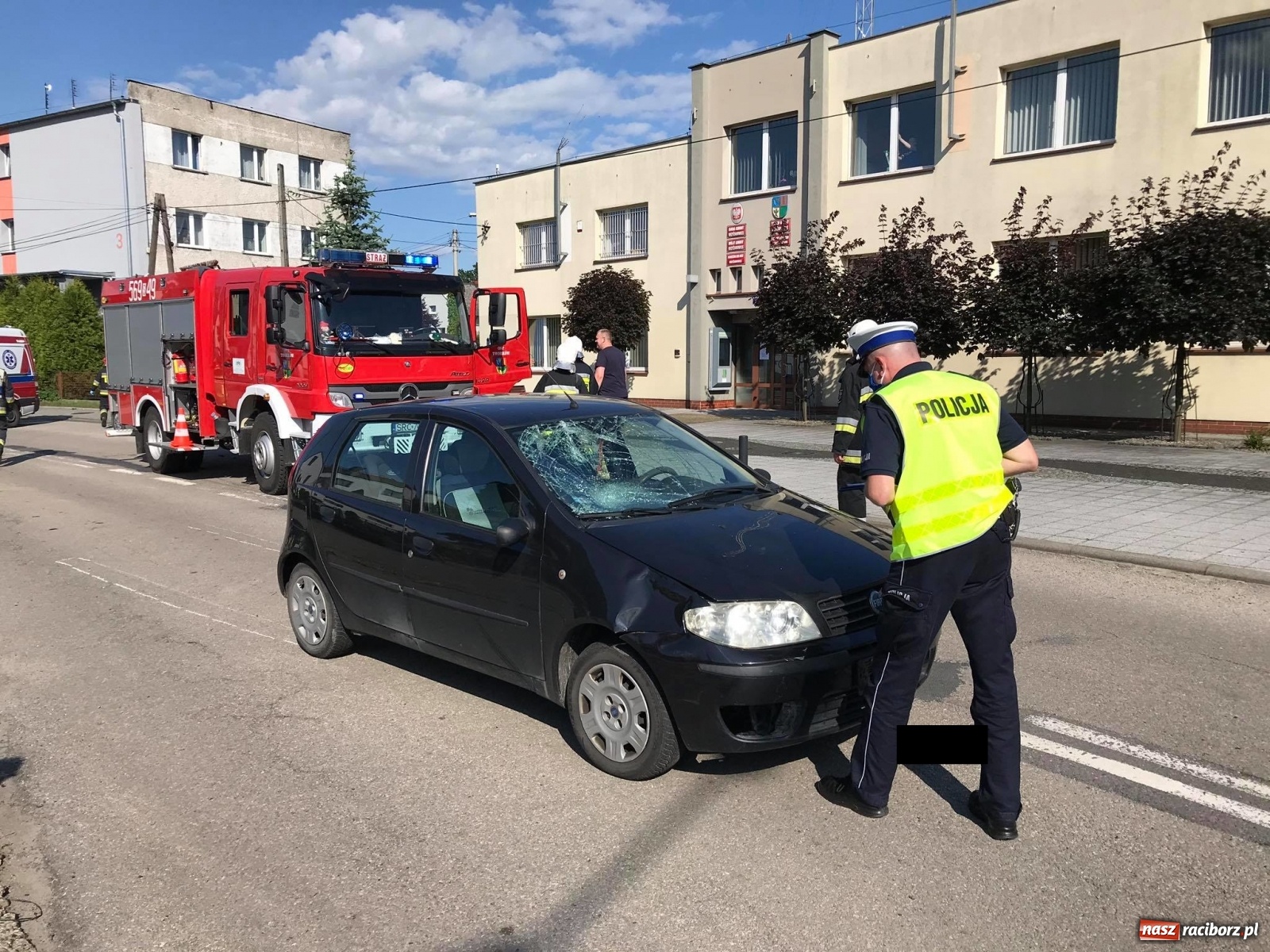 Zdjęcie w galerii na portalu naszraciborz.pl: Potrącenie rowerzysty w Krzyżanowicach. W akcji śmigłowiec LPR [FOTO i WIDEO] wiadomości z regionu