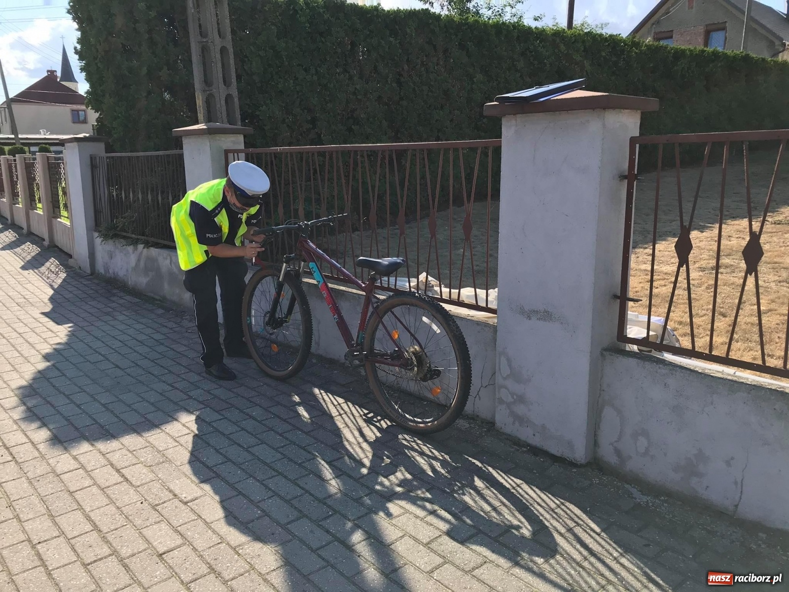 Zdjęcie w galerii na portalu naszraciborz.pl: Potrącenie rowerzysty w Krzyżanowicach. W akcji śmigłowiec LPR [FOTO i WIDEO] wiadomości z regionu