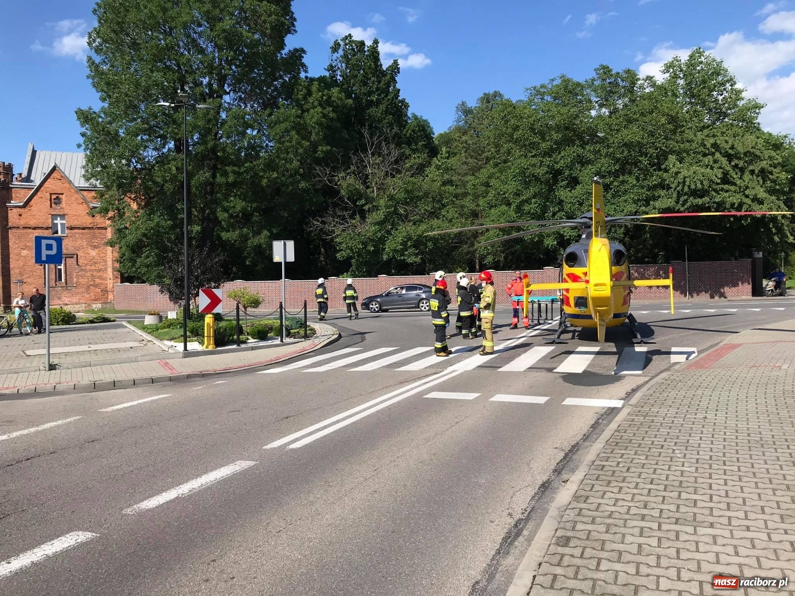 Zdjęcie w galerii na portalu naszraciborz.pl: Potrącenie rowerzysty w Krzyżanowicach. W akcji śmigłowiec LPR [FOTO i WIDEO] wiadomości z regionu