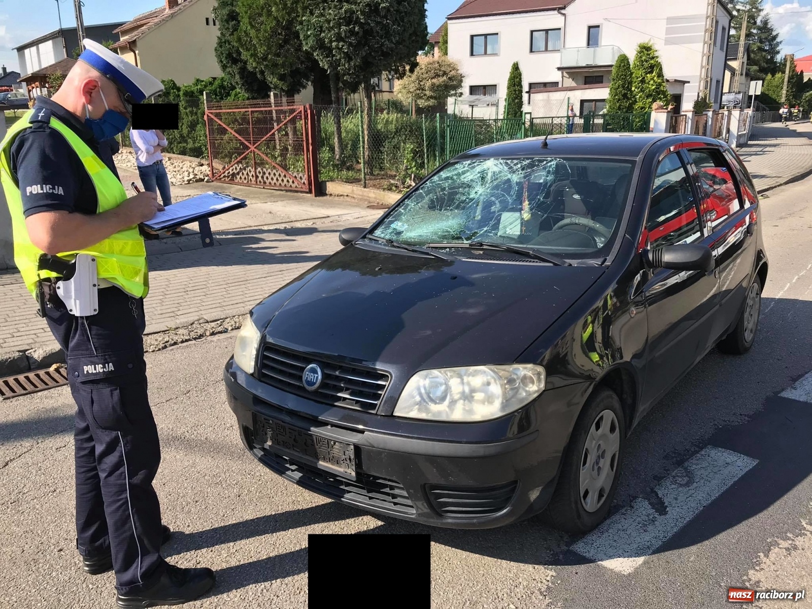 Zdjęcie w galerii na portalu naszraciborz.pl: Potrącenie rowerzysty w Krzyżanowicach. W akcji śmigłowiec LPR [FOTO i WIDEO] wiadomości z regionu