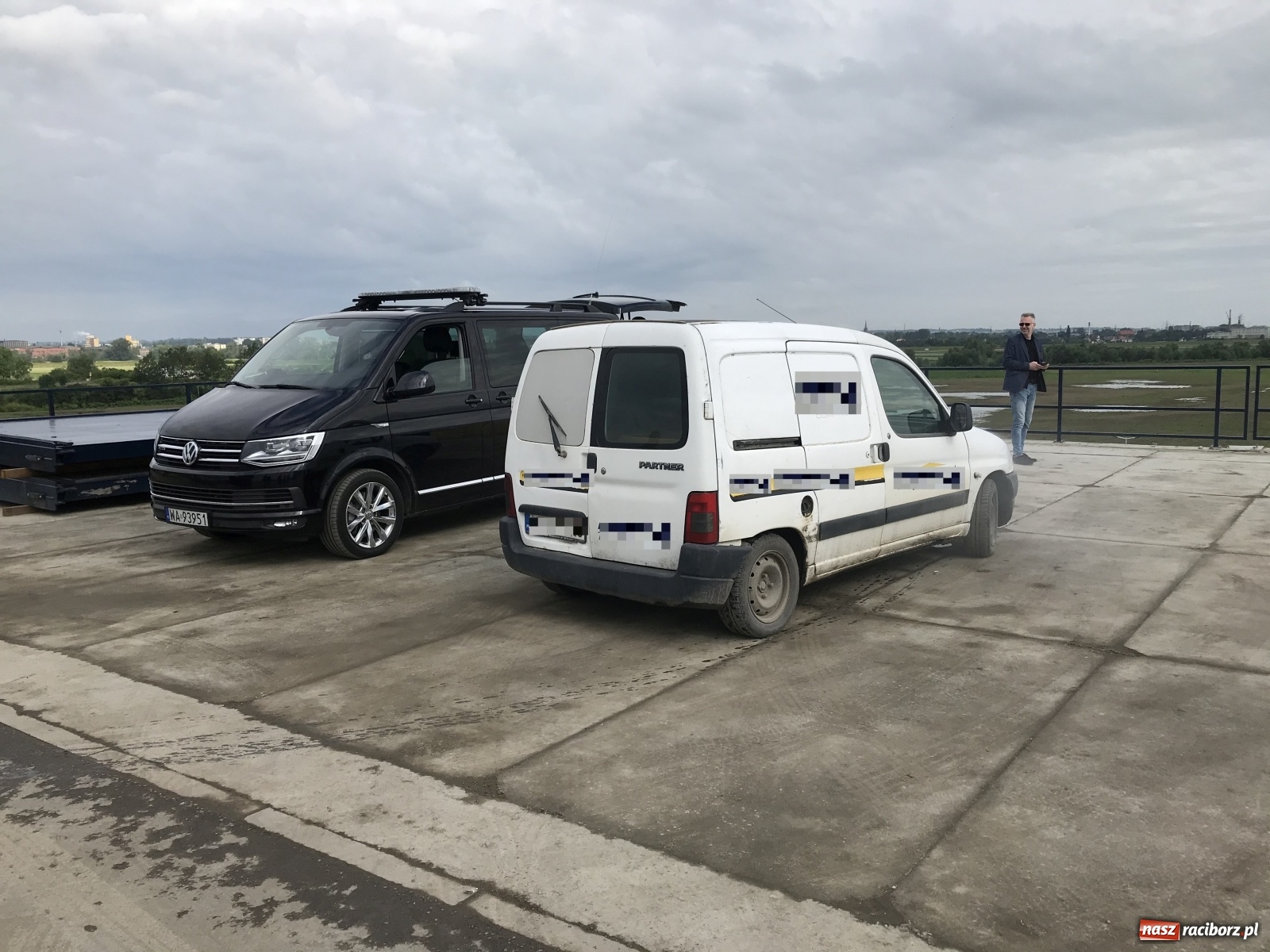 Zdjęcie w galerii na portalu naszraciborz.pl: Incydent przed wjazdem premiera na jaz zbiornika Racibórz [FOTO] wiadomości z regionu