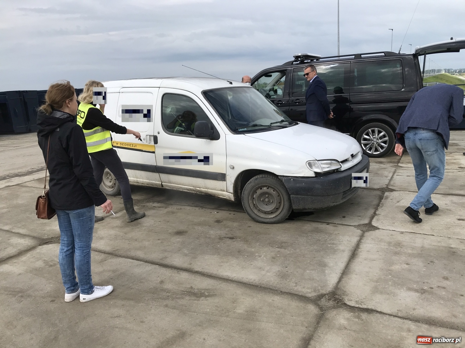 Zdjęcie w galerii na portalu naszraciborz.pl: Incydent przed wjazdem premiera na jaz zbiornika Racibórz [FOTO] wiadomości z regionu