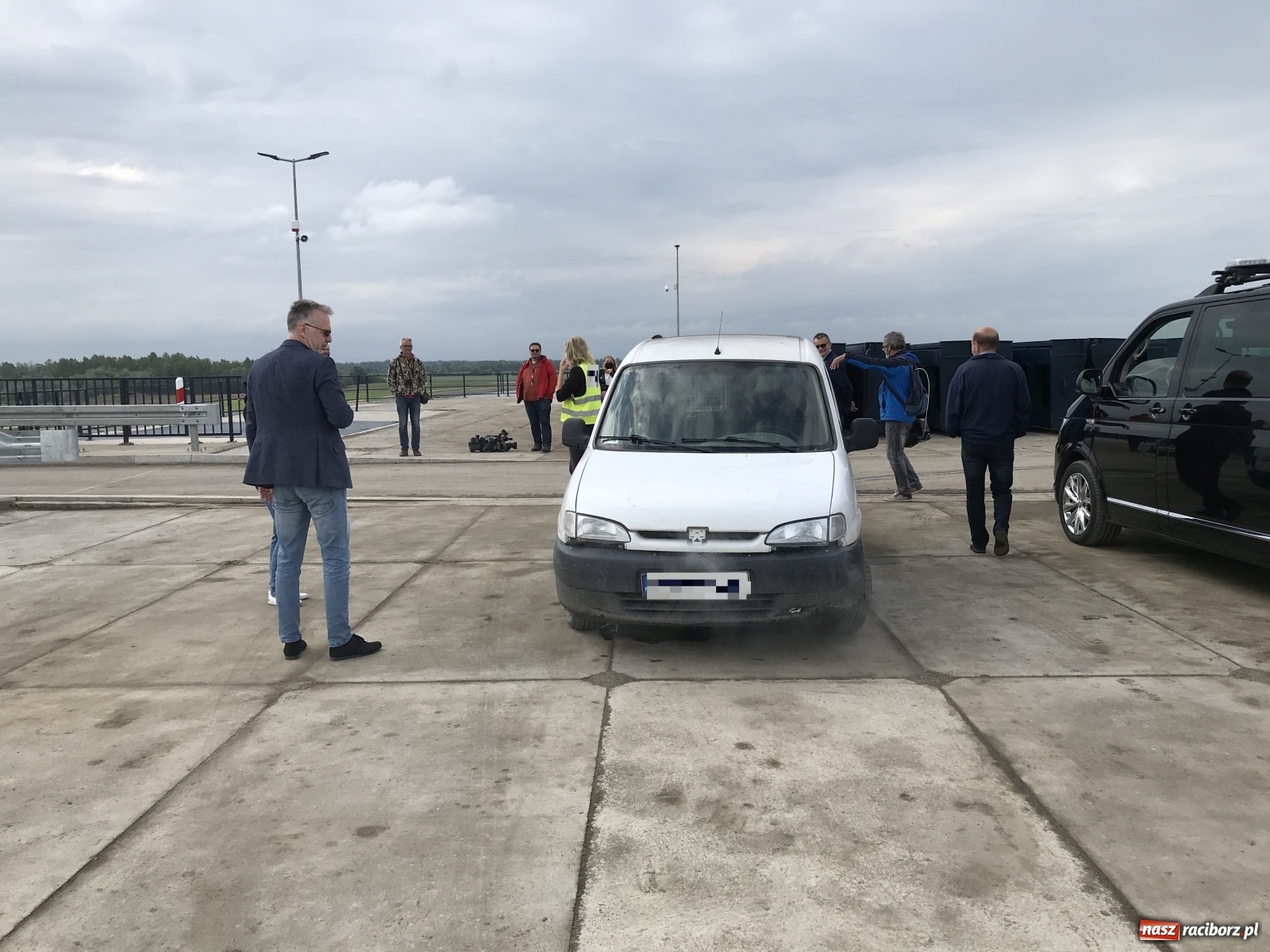 Zdjęcie w galerii na portalu naszraciborz.pl: Incydent przed wjazdem premiera na jaz zbiornika Racibórz [FOTO] wiadomości z regionu