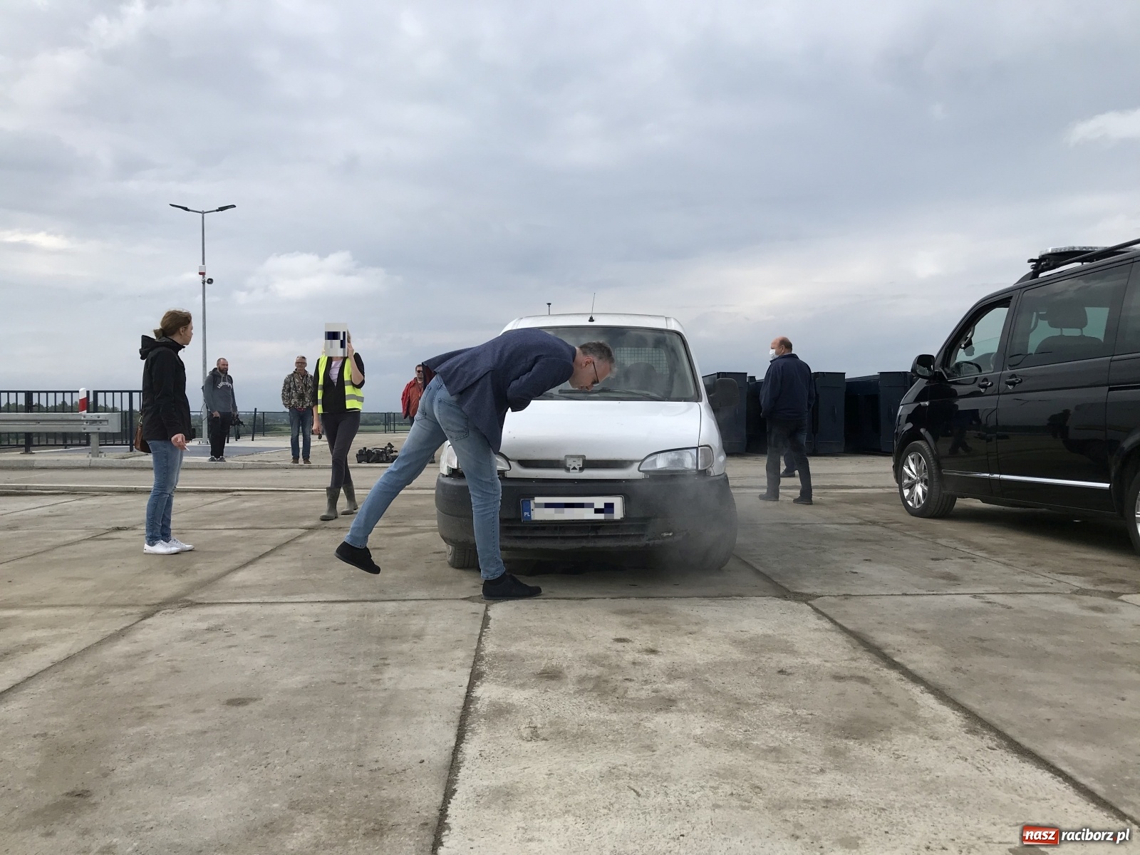 Zdjęcie w galerii na portalu naszraciborz.pl: Incydent przed wjazdem premiera na jaz zbiornika Racibórz [FOTO] wiadomości z regionu