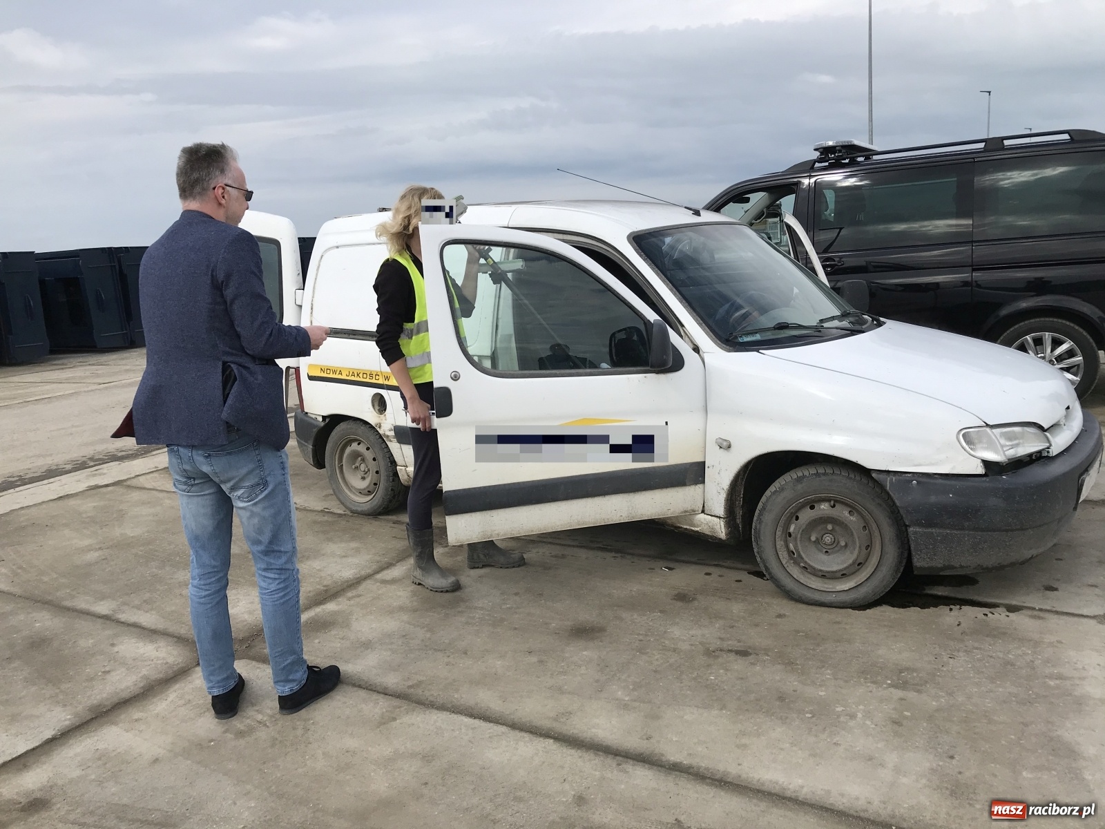 Zdjęcie w galerii na portalu naszraciborz.pl: Incydent przed wjazdem premiera na jaz zbiornika Racibórz [FOTO] wiadomości z regionu