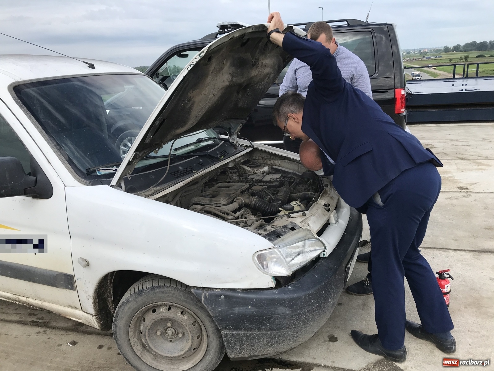Zdjęcie w galerii na portalu naszraciborz.pl: Incydent przed wjazdem premiera na jaz zbiornika Racibórz [FOTO] wiadomości z regionu