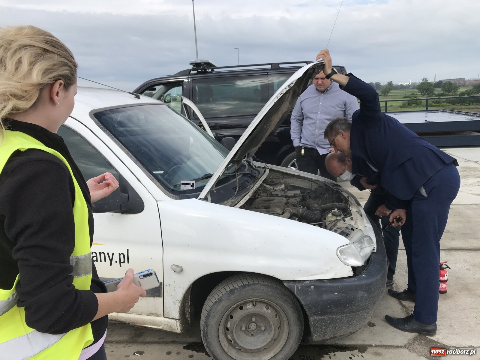 Zdjęcie w galerii na portalu naszraciborz.pl: Incydent przed wjazdem premiera na jaz zbiornika Racibórz [FOTO] wiadomości z regionu