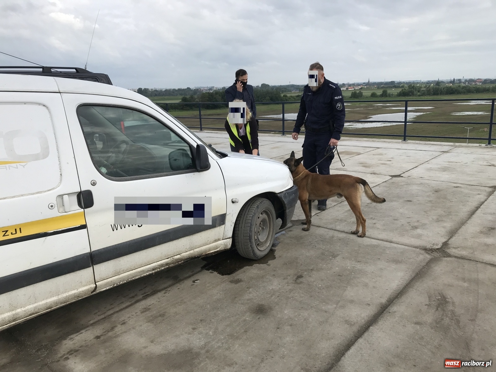 Zdjęcie w galerii na portalu naszraciborz.pl: Incydent przed wjazdem premiera na jaz zbiornika Racibórz [FOTO] wiadomości z regionu