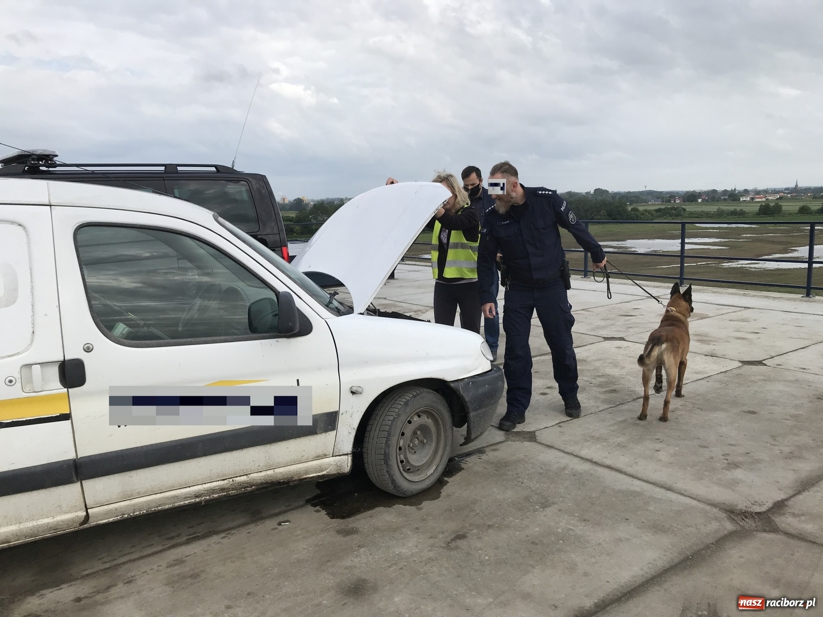 Zdjęcie w galerii na portalu naszraciborz.pl: Incydent przed wjazdem premiera na jaz zbiornika Racibórz [FOTO] wiadomości z regionu