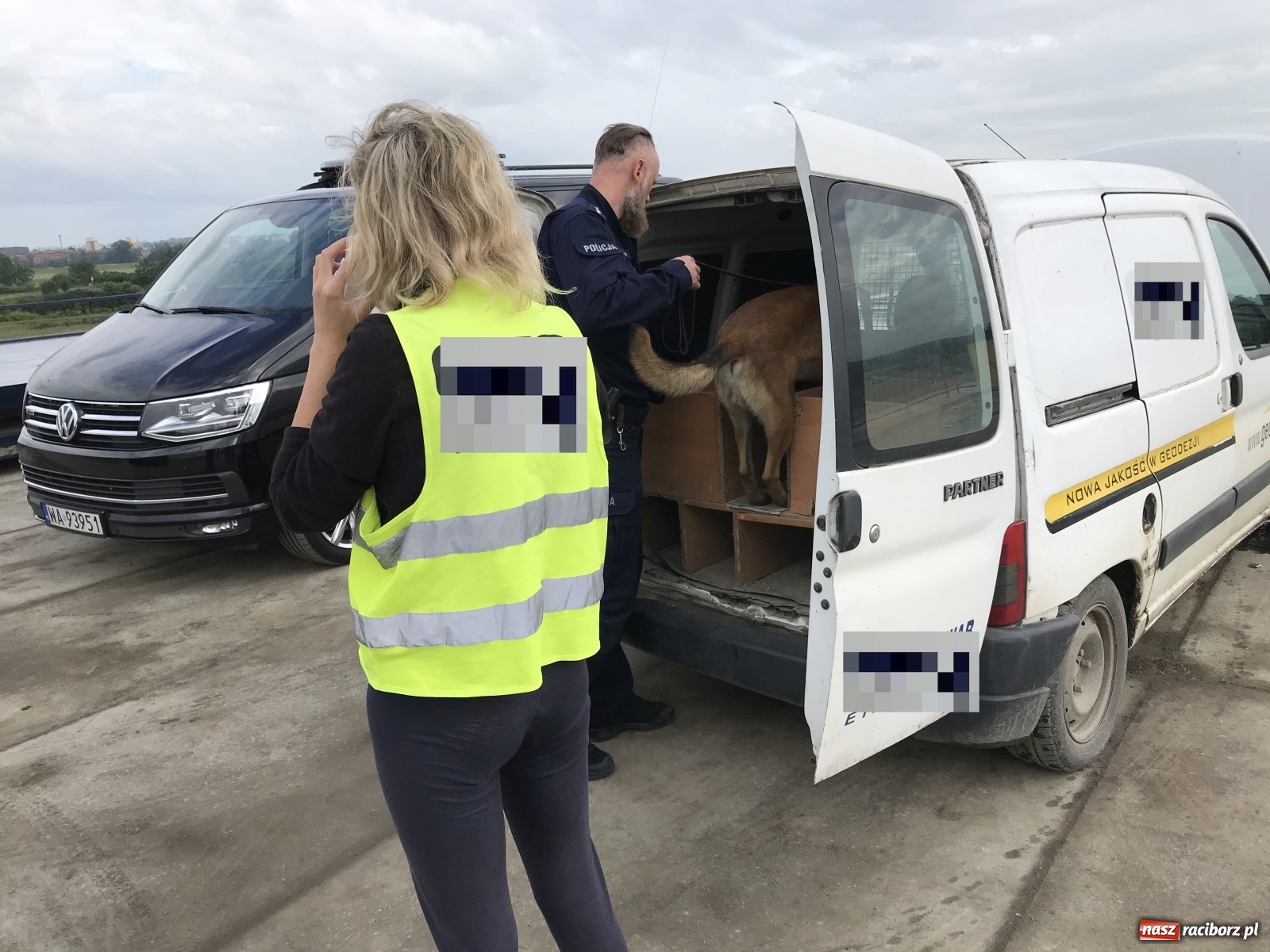 Zdjęcie w galerii na portalu naszraciborz.pl: Incydent przed wjazdem premiera na jaz zbiornika Racibórz [FOTO] wiadomości z regionu