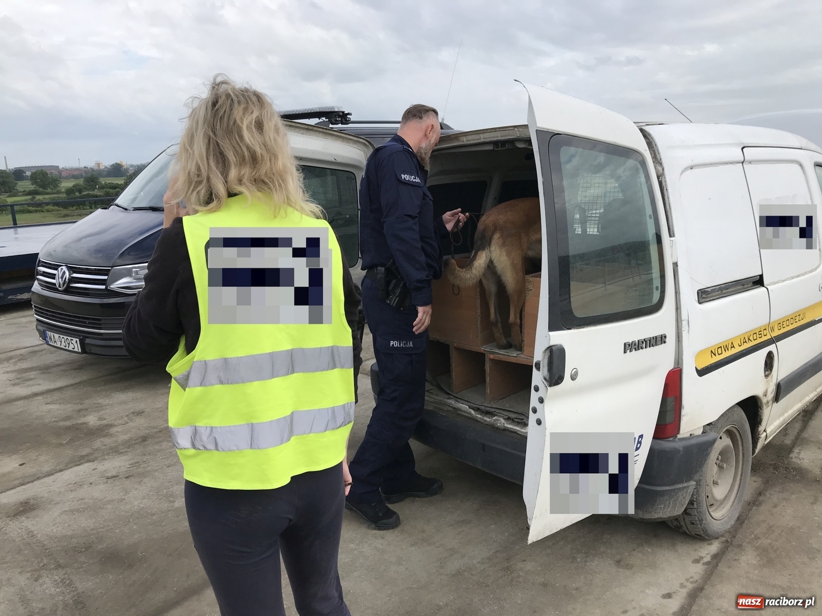 Zdjęcie w galerii na portalu naszraciborz.pl: Incydent przed wjazdem premiera na jaz zbiornika Racibórz [FOTO] wiadomości z regionu