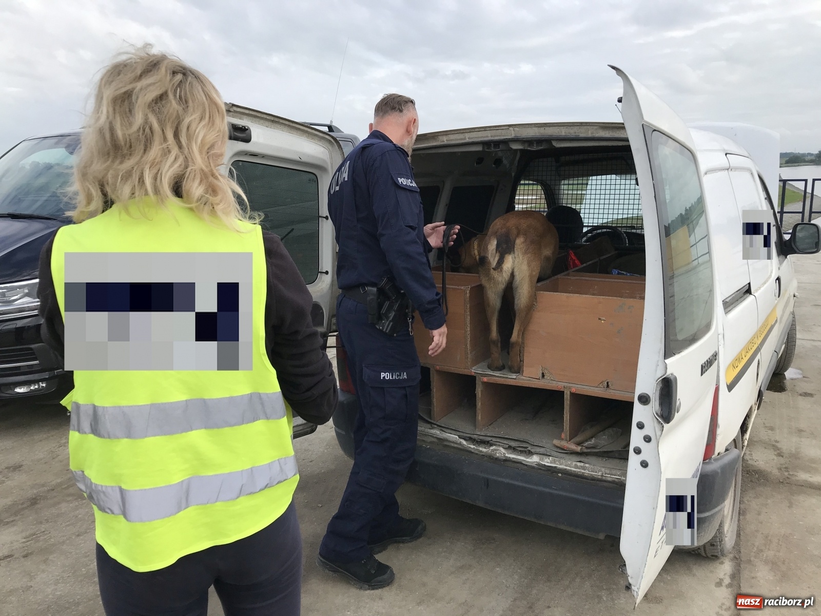 Zdjęcie w galerii na portalu naszraciborz.pl: Incydent przed wjazdem premiera na jaz zbiornika Racibórz [FOTO] wiadomości z regionu