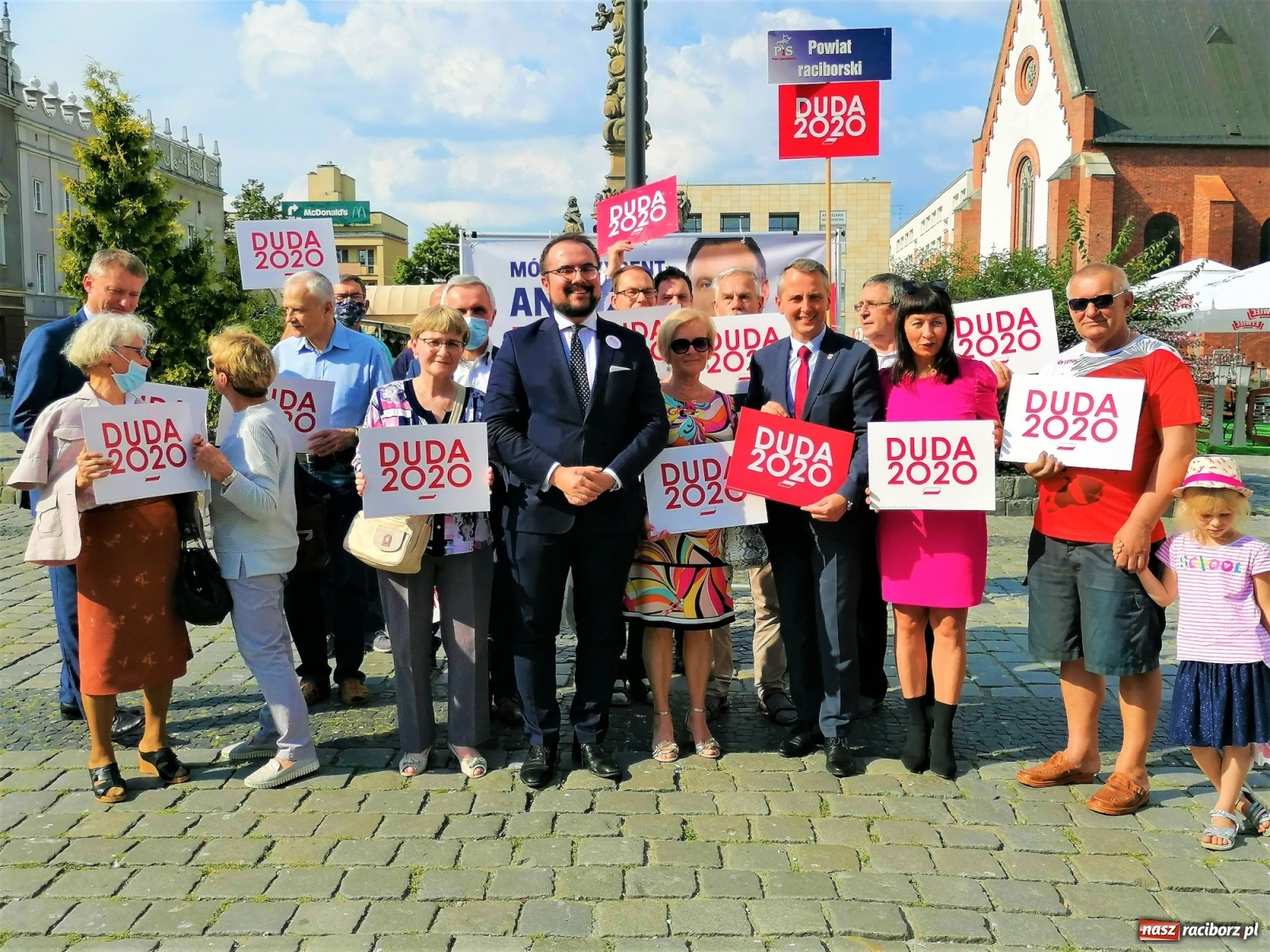 Zdjęcie w galerii na portalu naszraciborz.pl: Sympatycy PiS wyrazili swe poparcie dla Andrzeja Dudy [FOTO i WIDEO] wiadomości z regionu