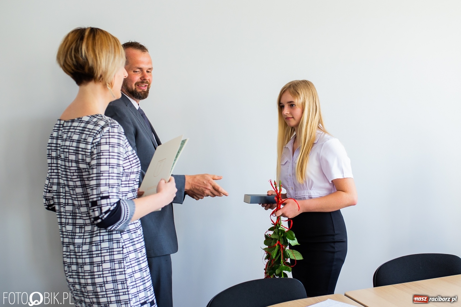 Zdjęcie w galerii na portalu naszraciborz.pl: Najlepsi uczniowie z gminy Krzanowice z nagrodami burmistrza wiadomości z regionu