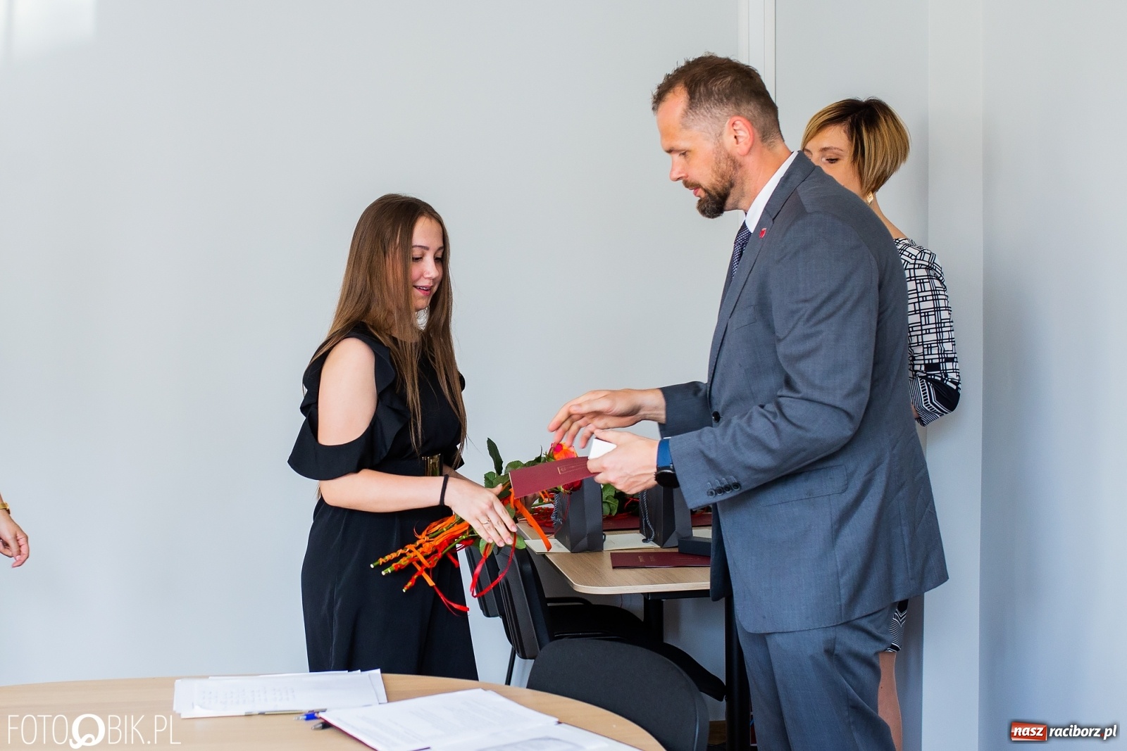 Zdjęcie w galerii na portalu naszraciborz.pl: Najlepsi uczniowie z gminy Krzanowice z nagrodami burmistrza wiadomości z regionu