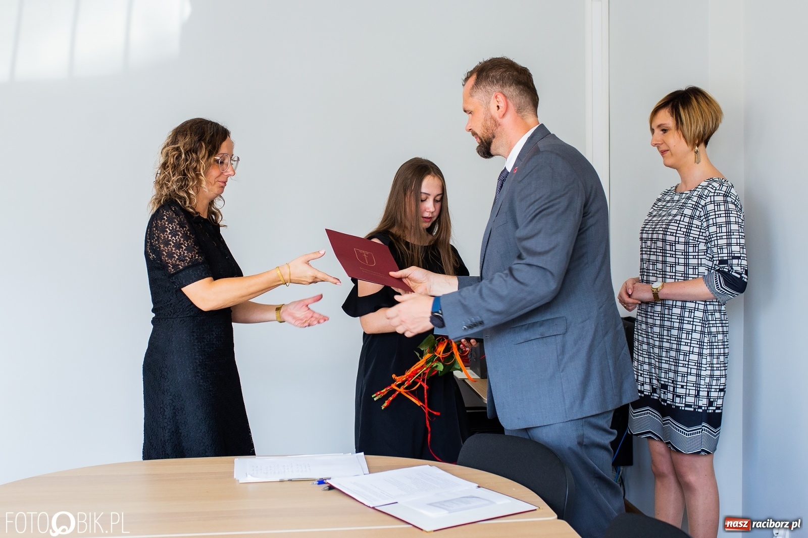 Zdjęcie w galerii na portalu naszraciborz.pl: Najlepsi uczniowie z gminy Krzanowice z nagrodami burmistrza wiadomości z regionu