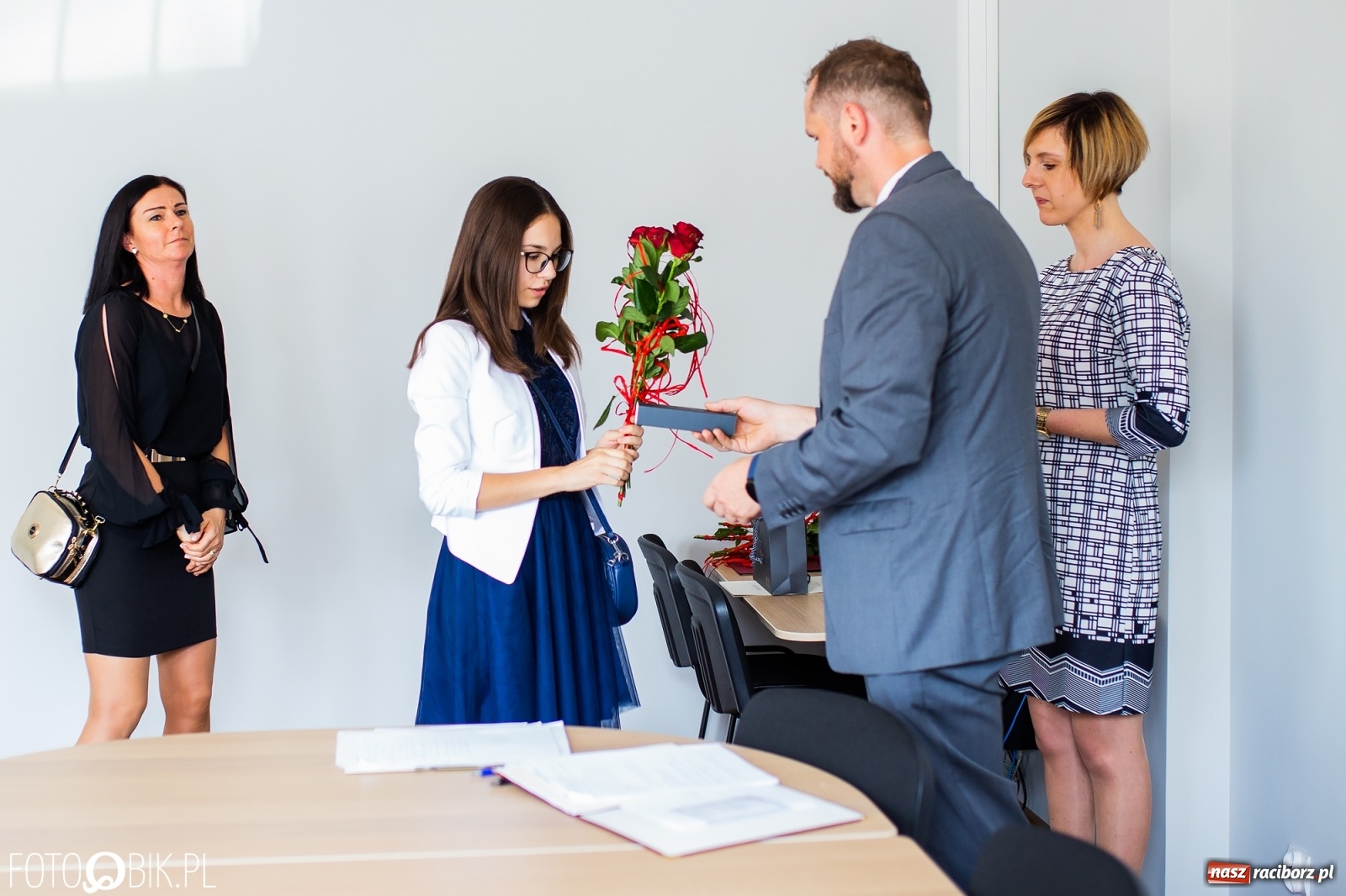 Zdjęcie w galerii na portalu naszraciborz.pl: Najlepsi uczniowie z gminy Krzanowice z nagrodami burmistrza wiadomości z regionu