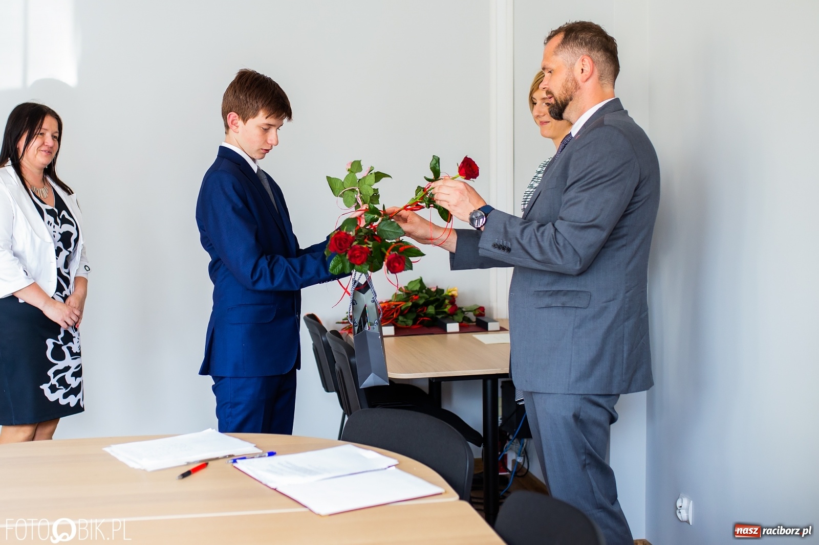 Zdjęcie w galerii na portalu naszraciborz.pl: Najlepsi uczniowie z gminy Krzanowice z nagrodami burmistrza wiadomości z regionu