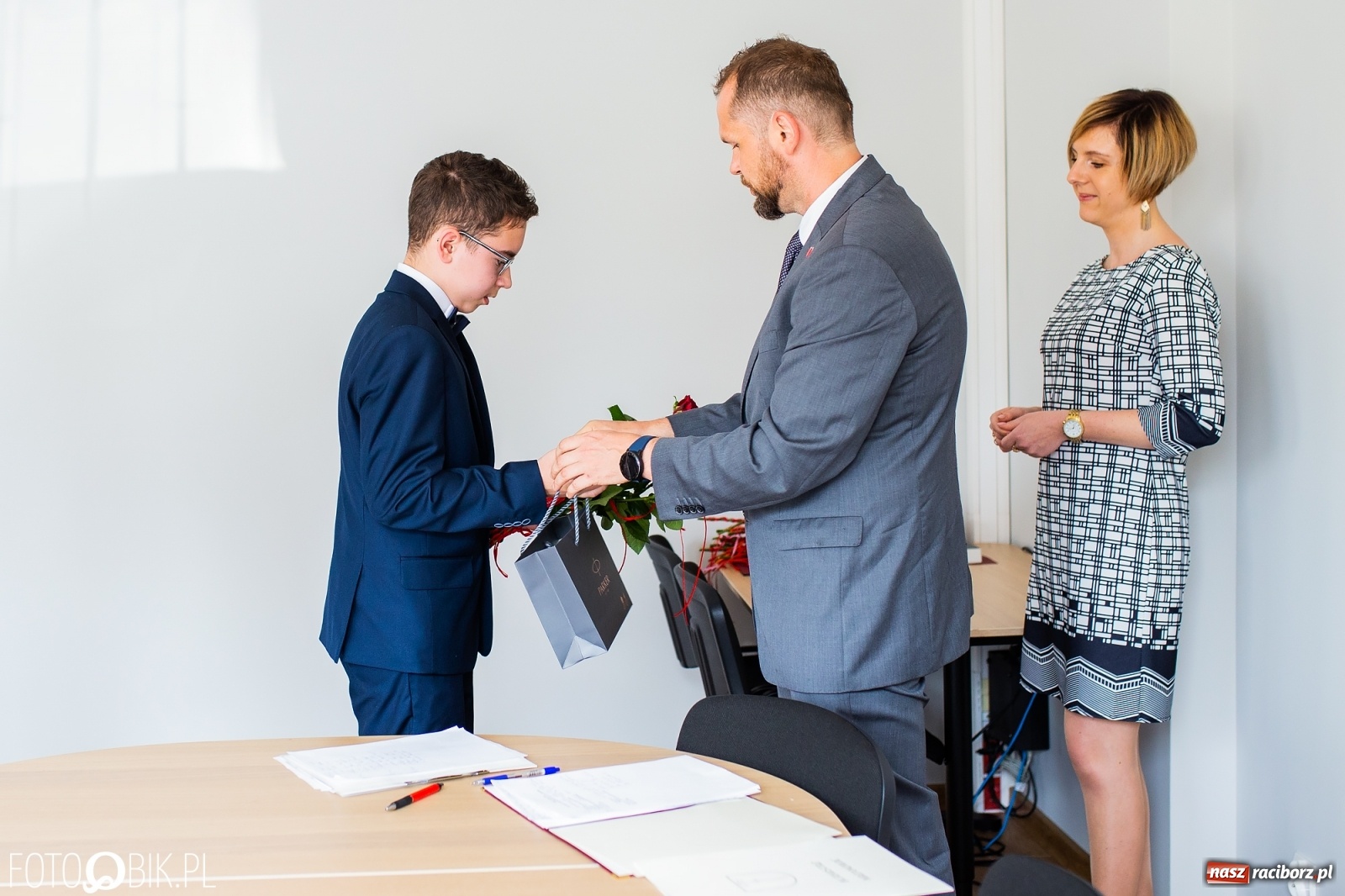 Zdjęcie w galerii na portalu naszraciborz.pl: Najlepsi uczniowie z gminy Krzanowice z nagrodami burmistrza wiadomości z regionu