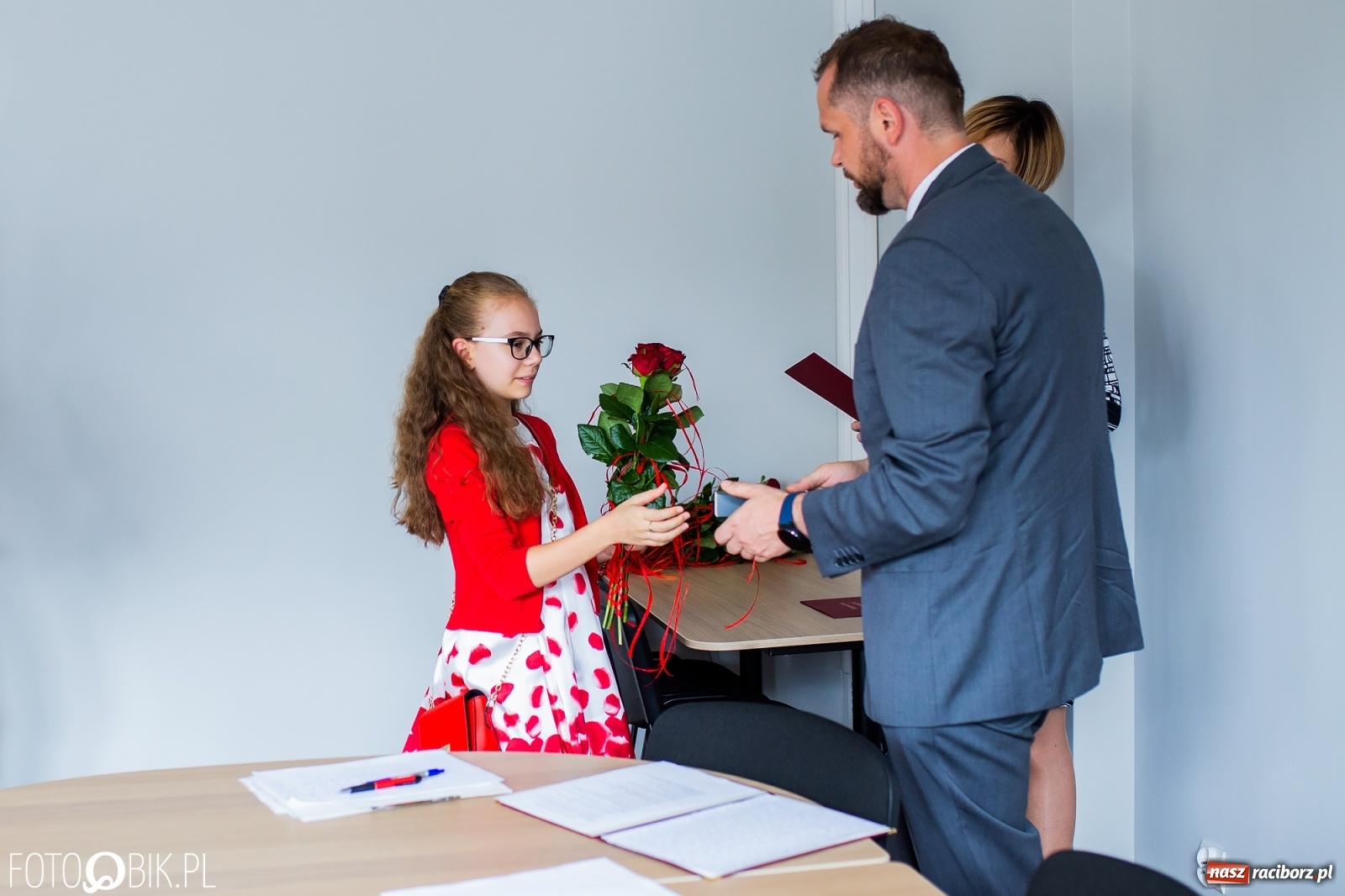 Zdjęcie w galerii na portalu naszraciborz.pl: Najlepsi uczniowie z gminy Krzanowice z nagrodami burmistrza wiadomości z regionu