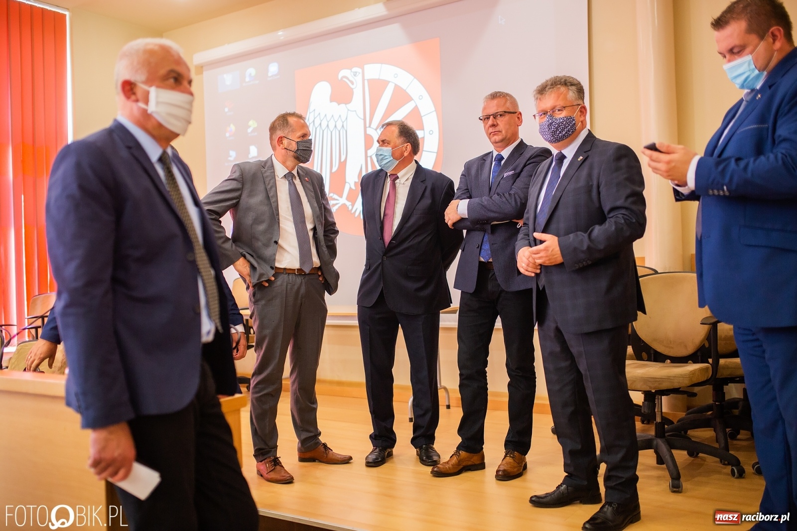 Zdjęcie w galerii na portalu naszraciborz.pl: Tarcza dla samorządów - włodarze gmin odebrali czeki [WIDEO] wiadomości z regionu