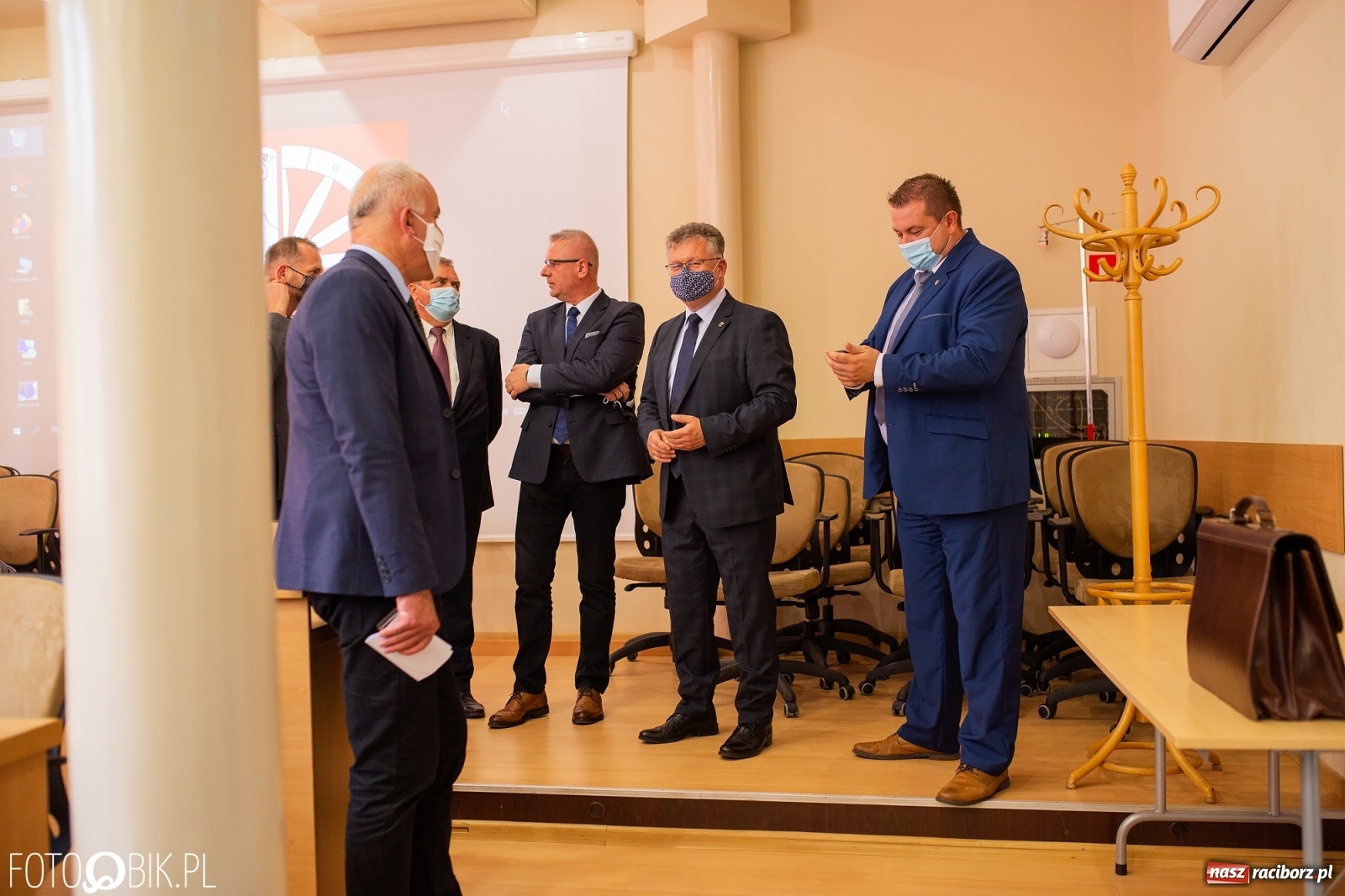 Zdjęcie w galerii na portalu naszraciborz.pl: Tarcza dla samorządów - włodarze gmin odebrali czeki [WIDEO] wiadomości z regionu