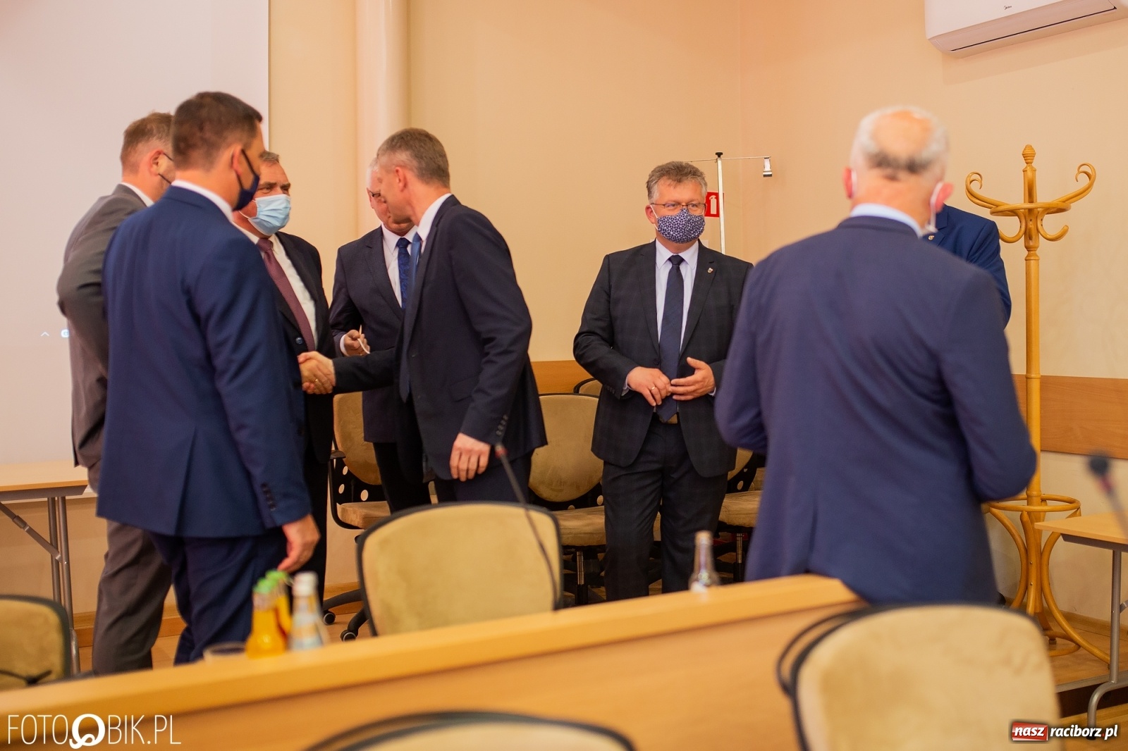 Zdjęcie w galerii na portalu naszraciborz.pl: Tarcza dla samorządów - włodarze gmin odebrali czeki [WIDEO] wiadomości z regionu