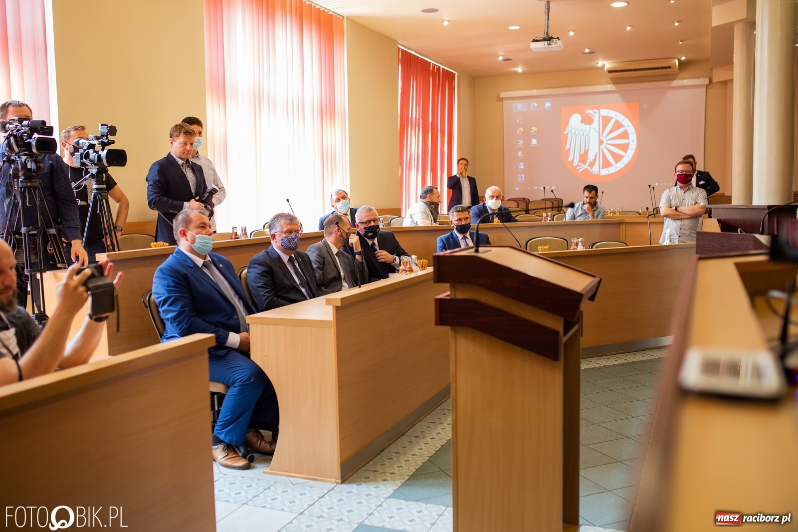 Zdjęcie w galerii na portalu naszraciborz.pl: Tarcza dla samorządów - włodarze gmin odebrali czeki [WIDEO] wiadomości z regionu