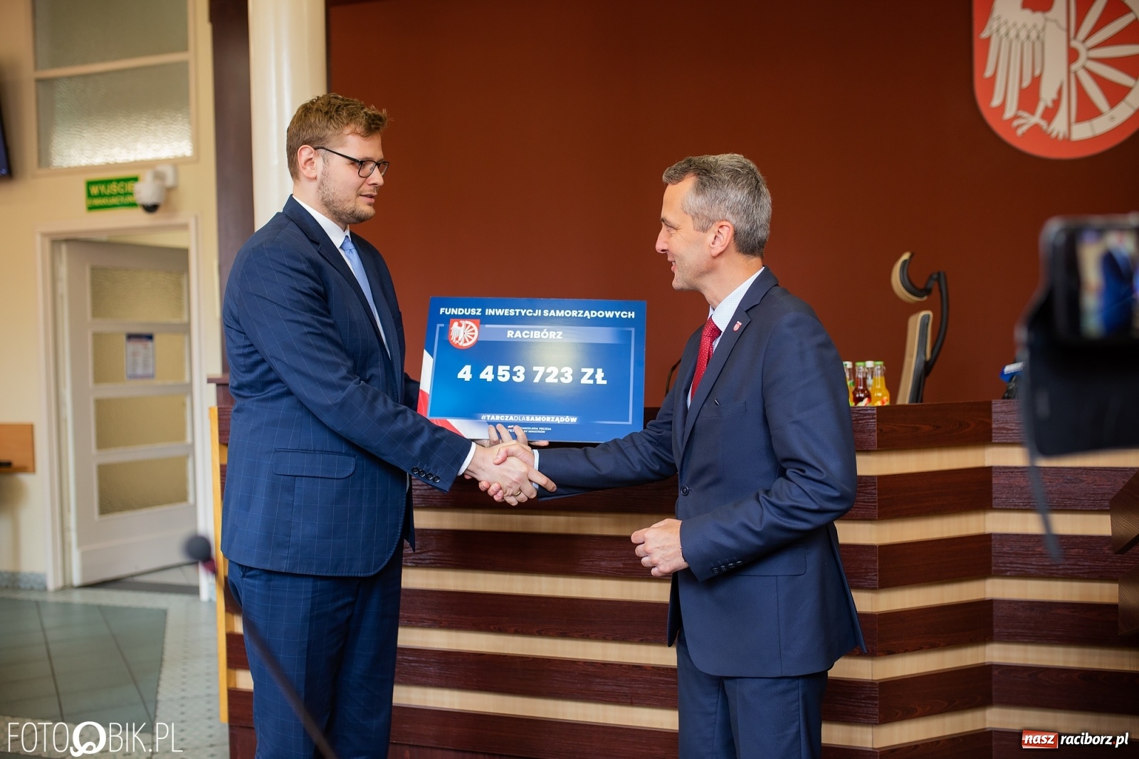 Zdjęcie w galerii na portalu naszraciborz.pl: Tarcza dla samorządów - włodarze gmin odebrali czeki [WIDEO] wiadomości z regionu