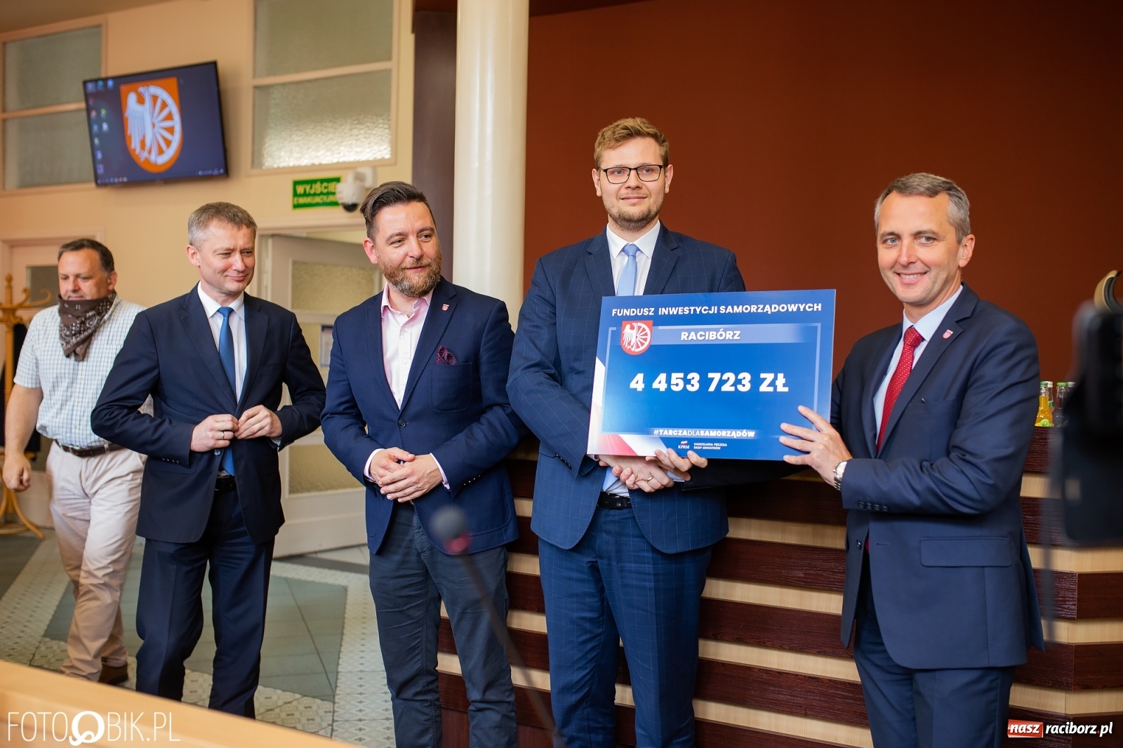 Zdjęcie w galerii na portalu naszraciborz.pl: Tarcza dla samorządów - włodarze gmin odebrali czeki [WIDEO] wiadomości z regionu