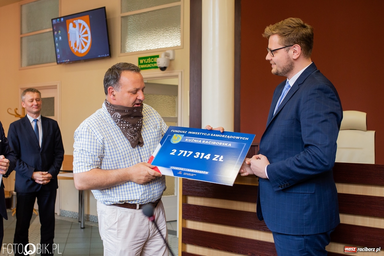 Zdjęcie w galerii na portalu naszraciborz.pl: Tarcza dla samorządów - włodarze gmin odebrali czeki [WIDEO] wiadomości z regionu