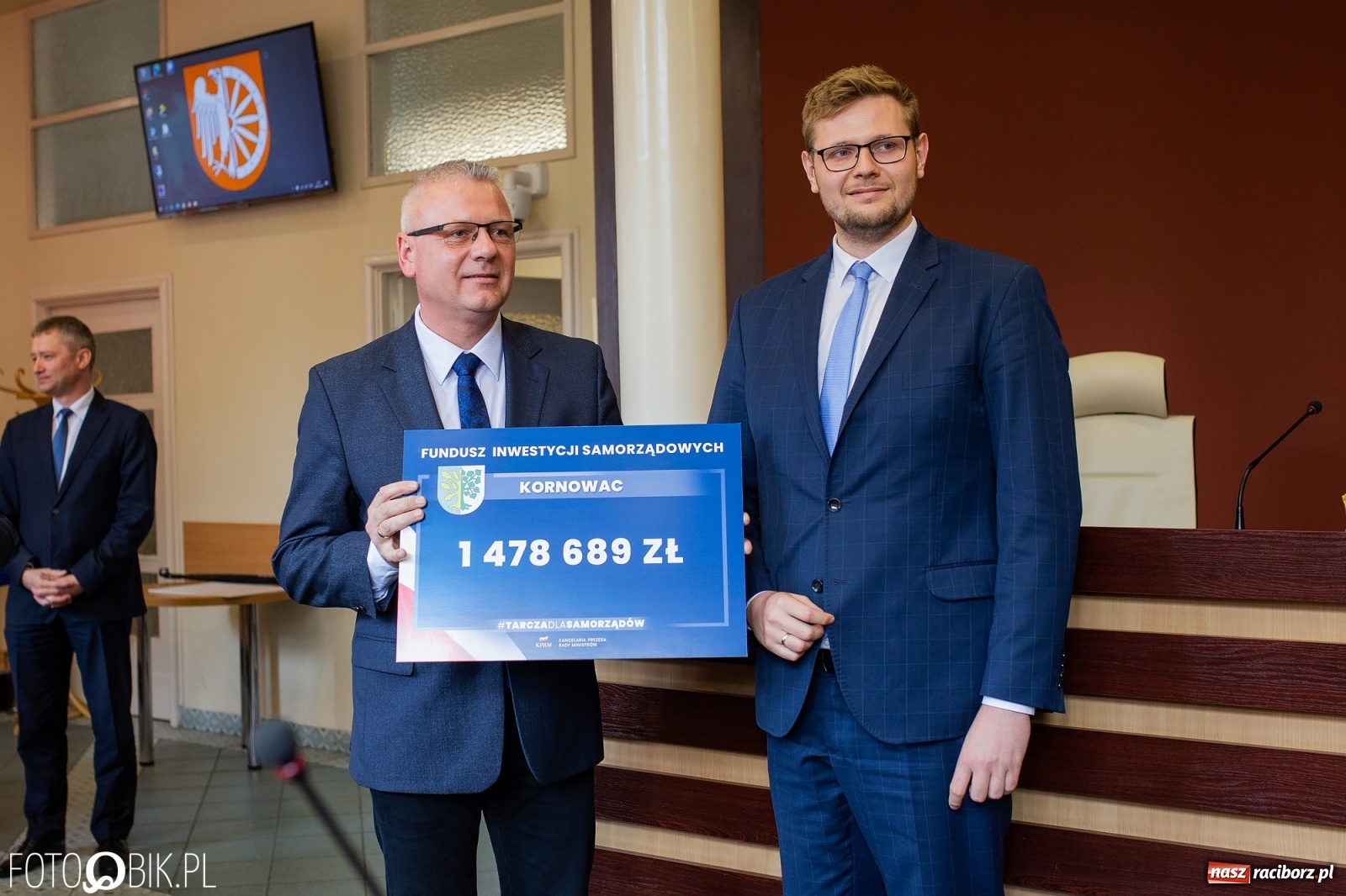 Zdjęcie w galerii na portalu naszraciborz.pl: Tarcza dla samorządów - włodarze gmin odebrali czeki [WIDEO] wiadomości z regionu