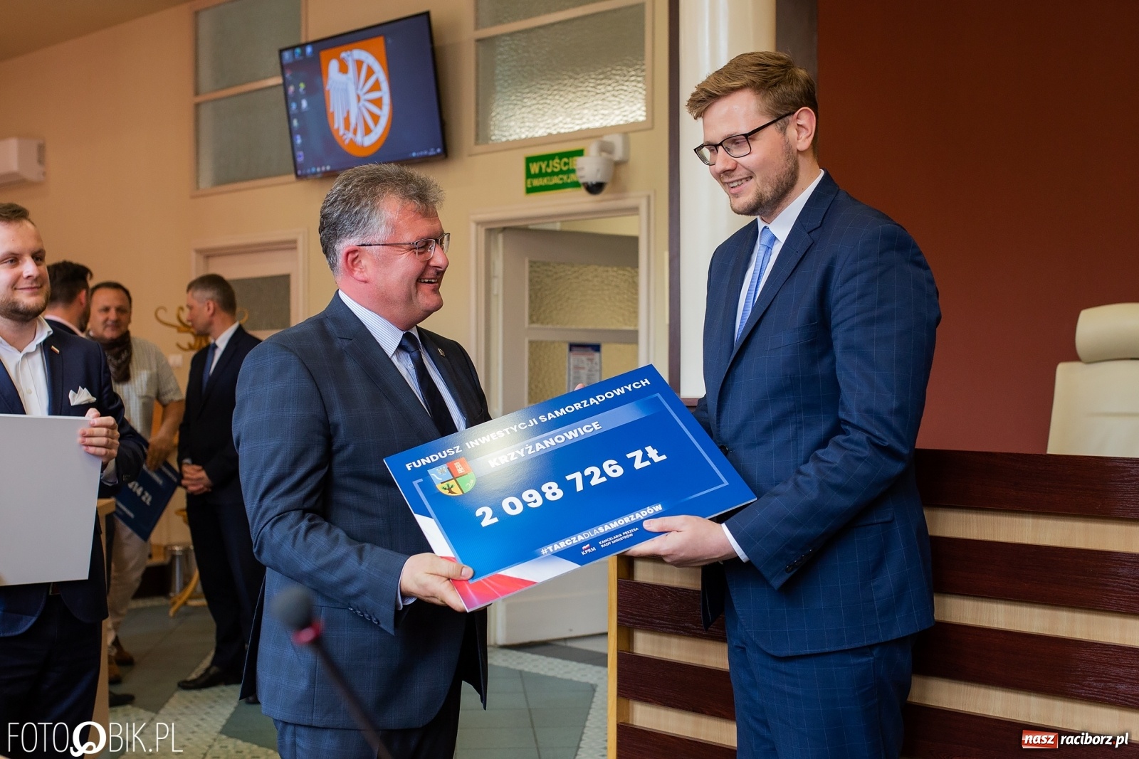 Zdjęcie w galerii na portalu naszraciborz.pl: Tarcza dla samorządów - włodarze gmin odebrali czeki [WIDEO] wiadomości z regionu