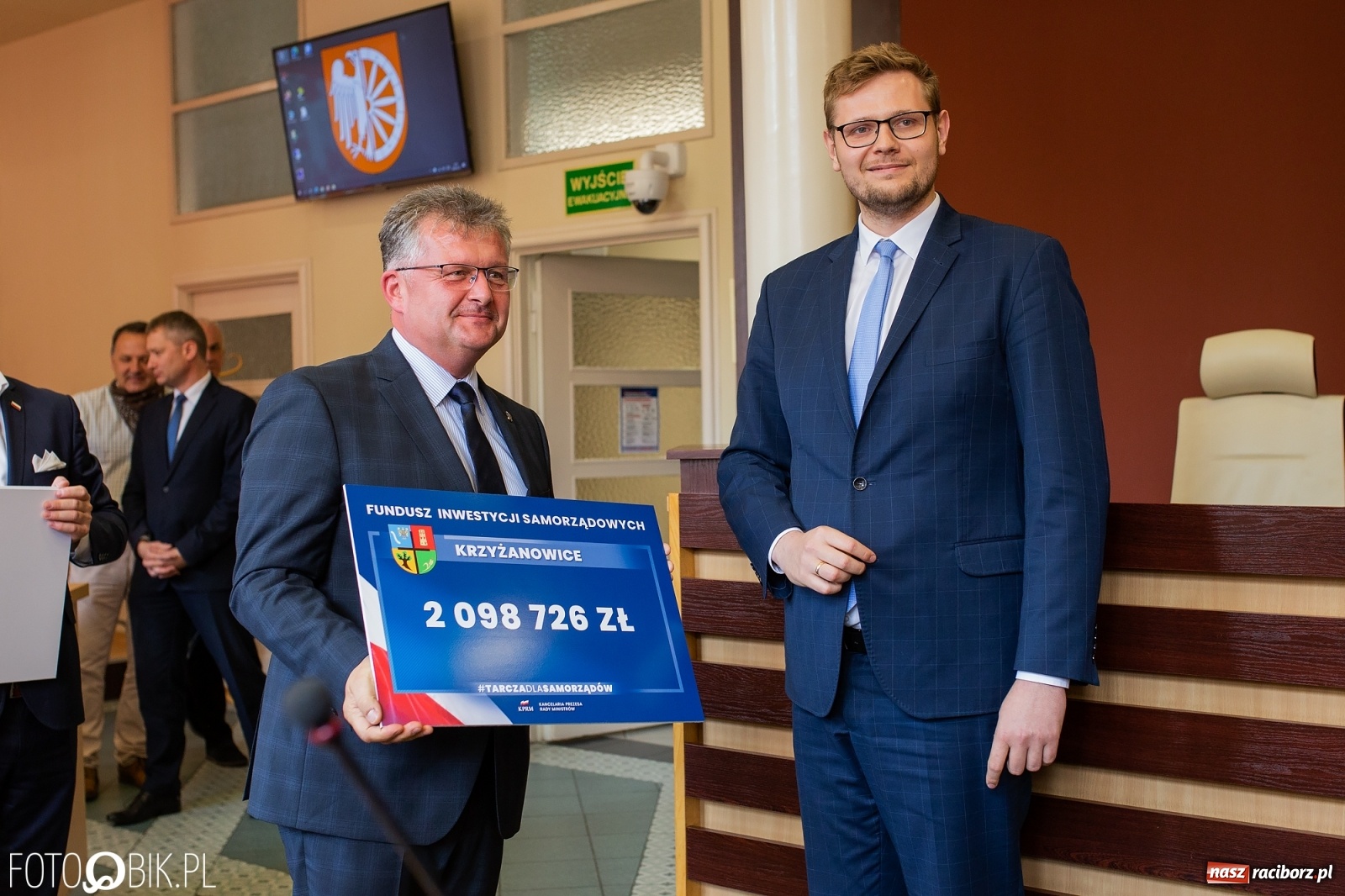 Zdjęcie w galerii na portalu naszraciborz.pl: Tarcza dla samorządów - włodarze gmin odebrali czeki [WIDEO] wiadomości z regionu