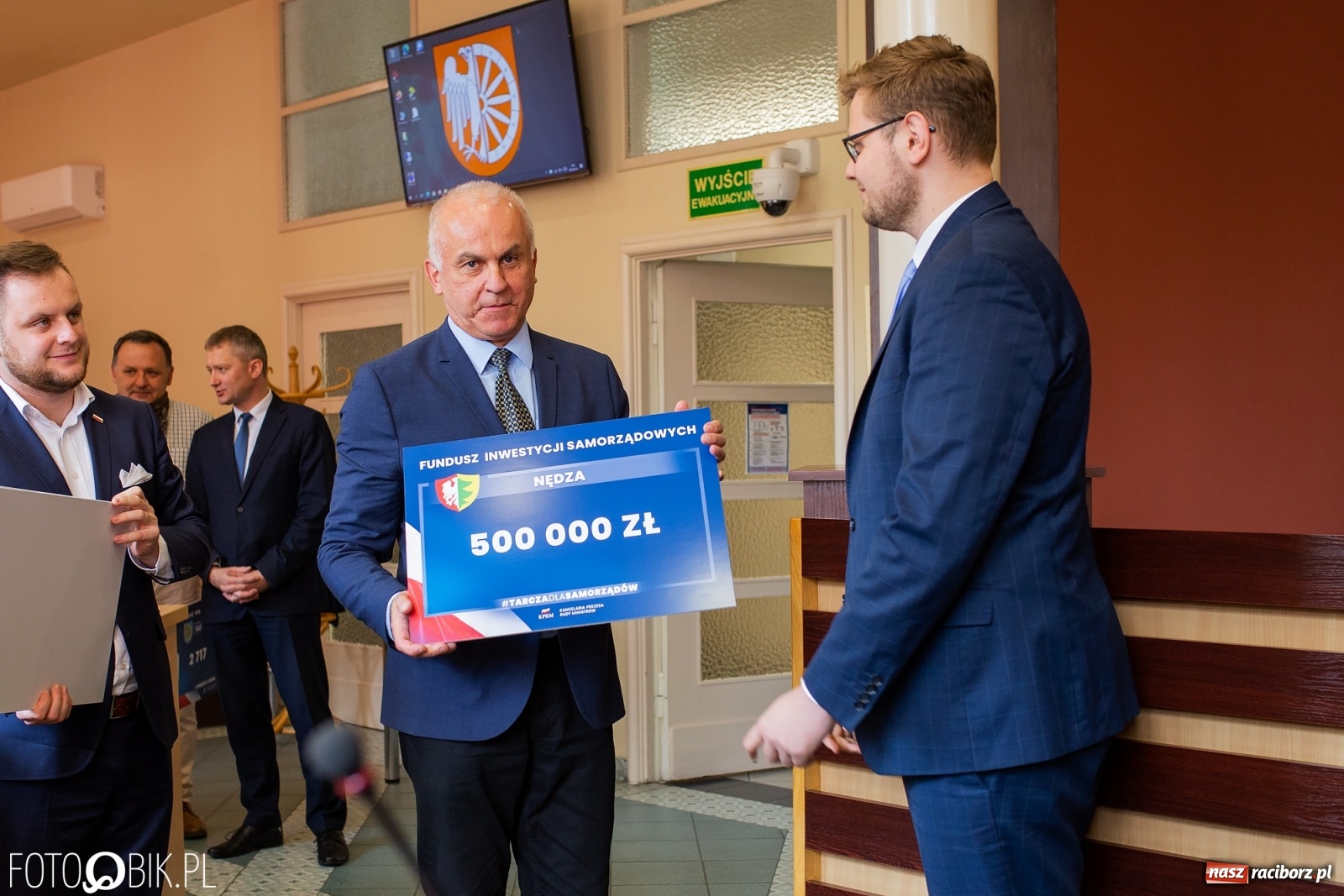 Zdjęcie w galerii na portalu naszraciborz.pl: Tarcza dla samorządów - włodarze gmin odebrali czeki [WIDEO] wiadomości z regionu